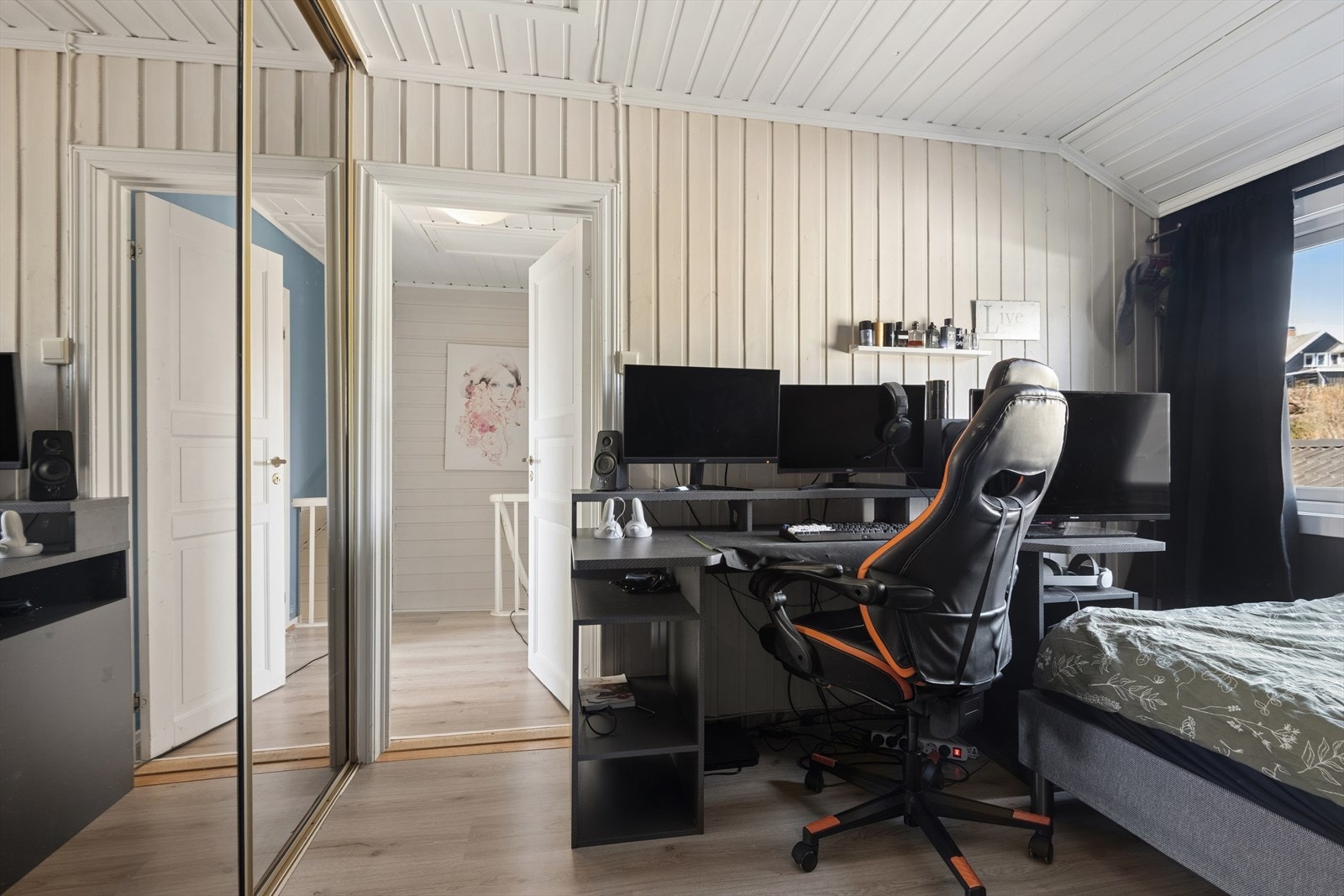 Soverom med skyvedørsgarderobe Galleribilde