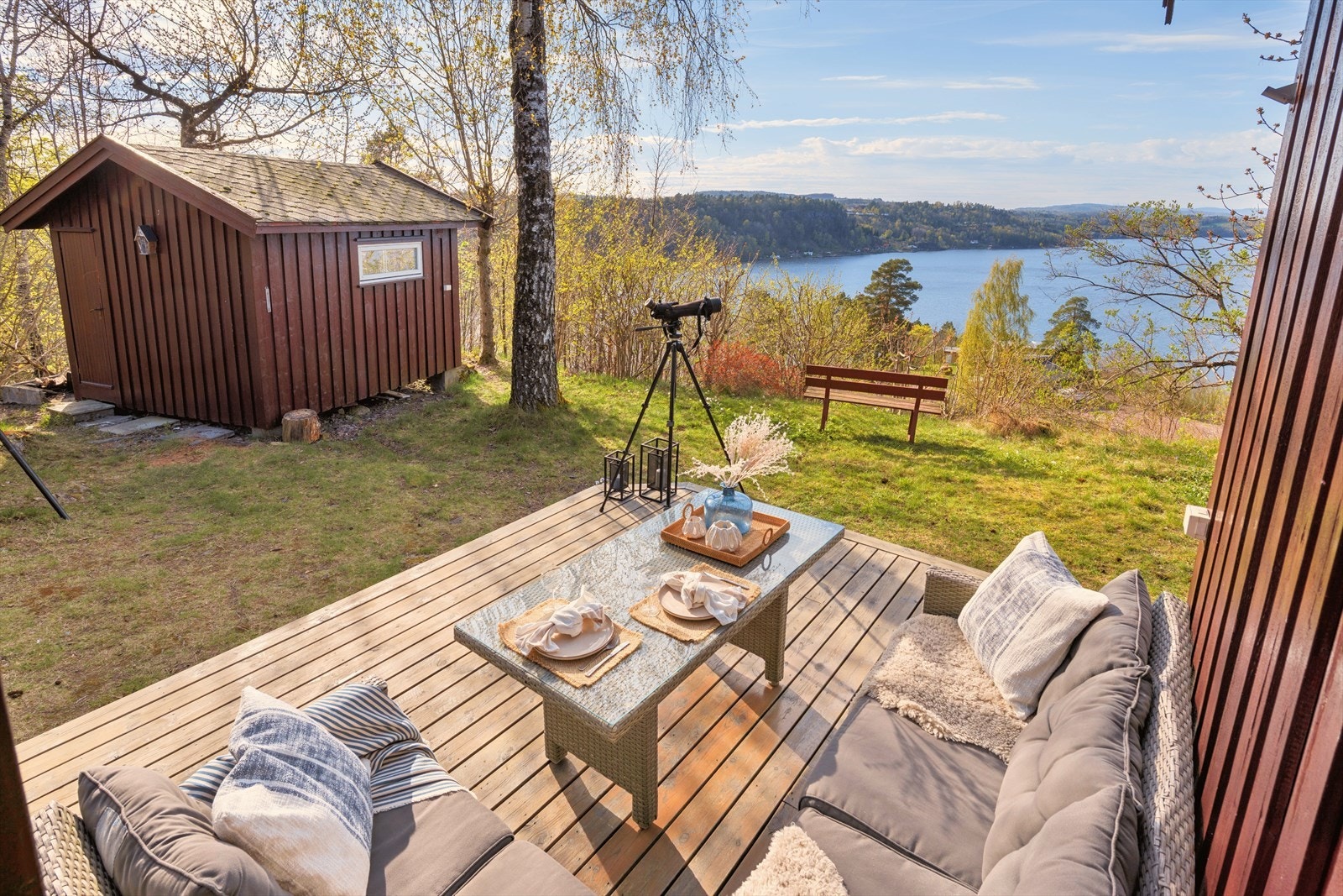 Foran inngangsdøren er det en hyggelig platting med god plass til utemøblement. Her kan man nyte sol fra sen formiddag, utover ettermiddag og kveld Galleribilde