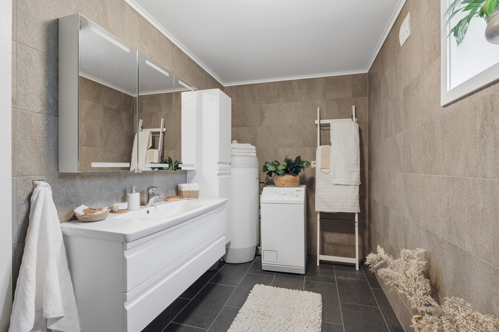 Moderne og romslig bad - langt fra det typiske, trange hyttebadet Galleribilde