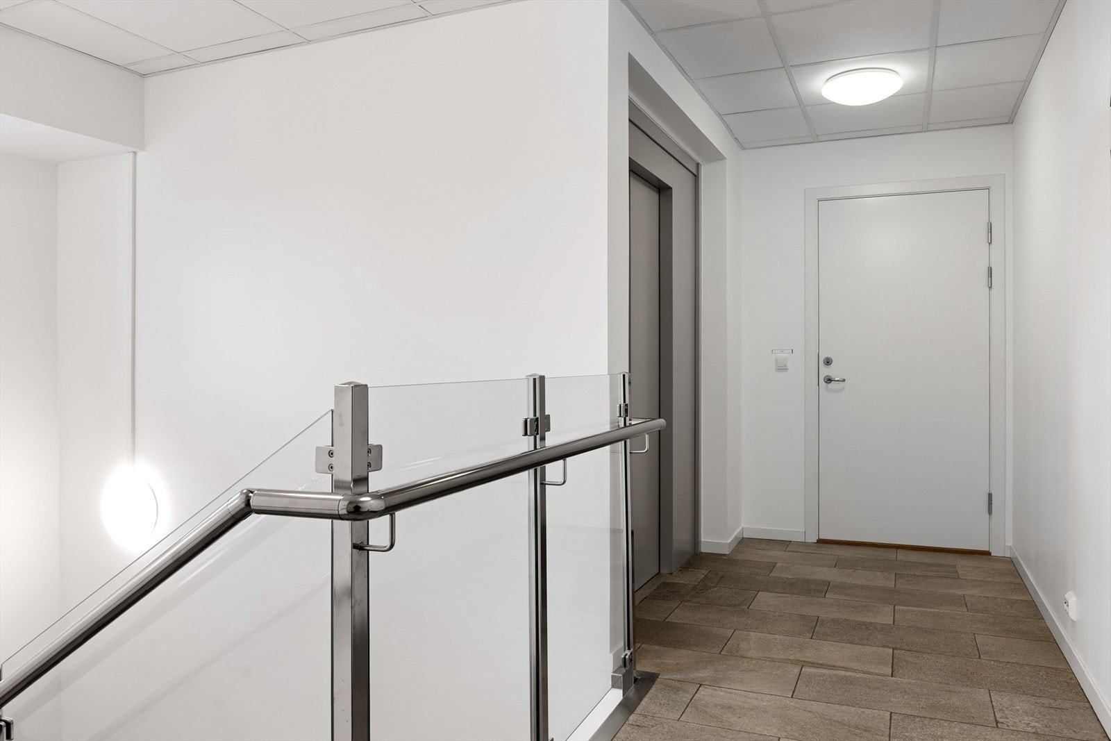 Fellesareal - heis rett på utsiden inngangsdøren! Galleribilde