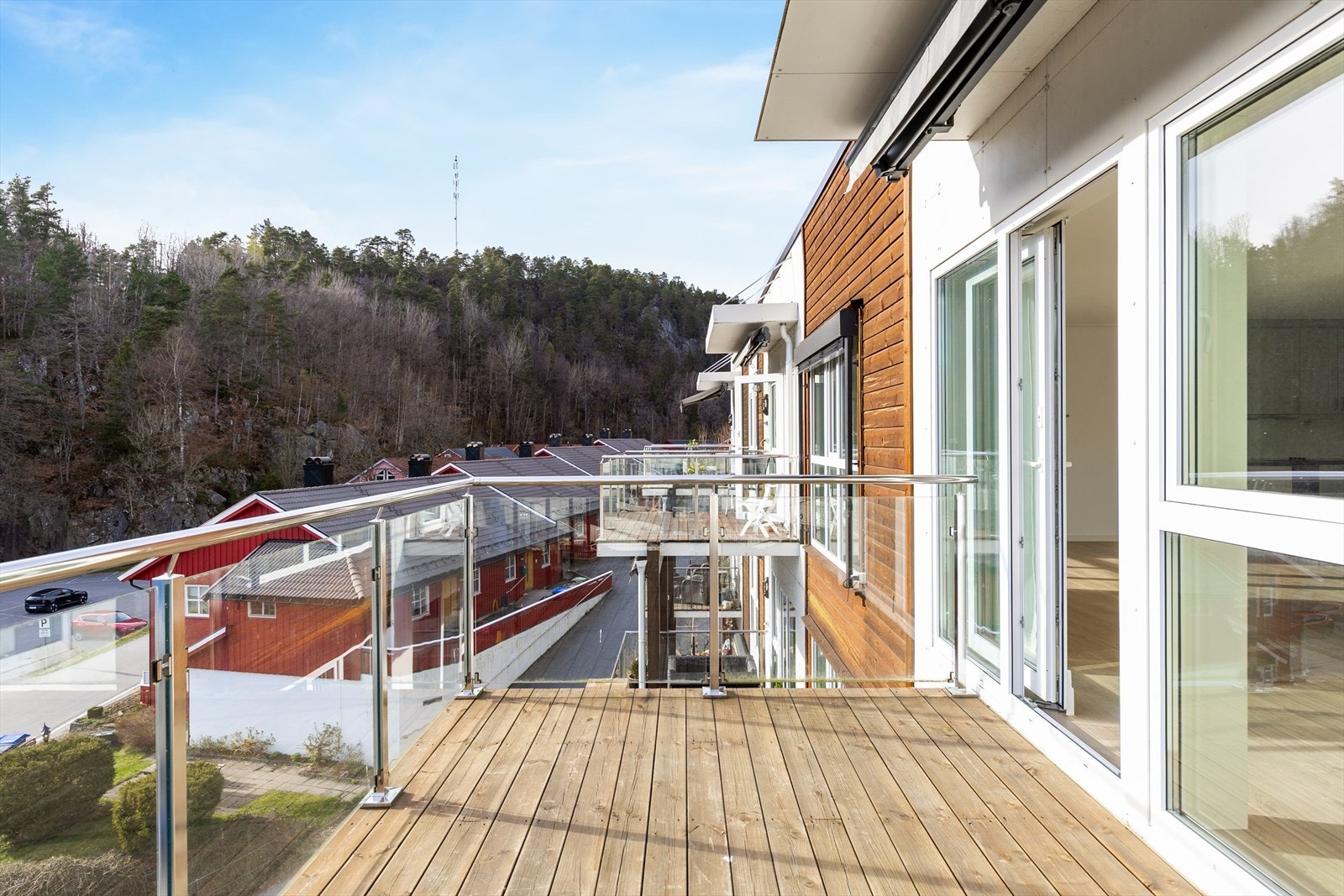 Romslig terrasse med gode solforhold Galleribilde
