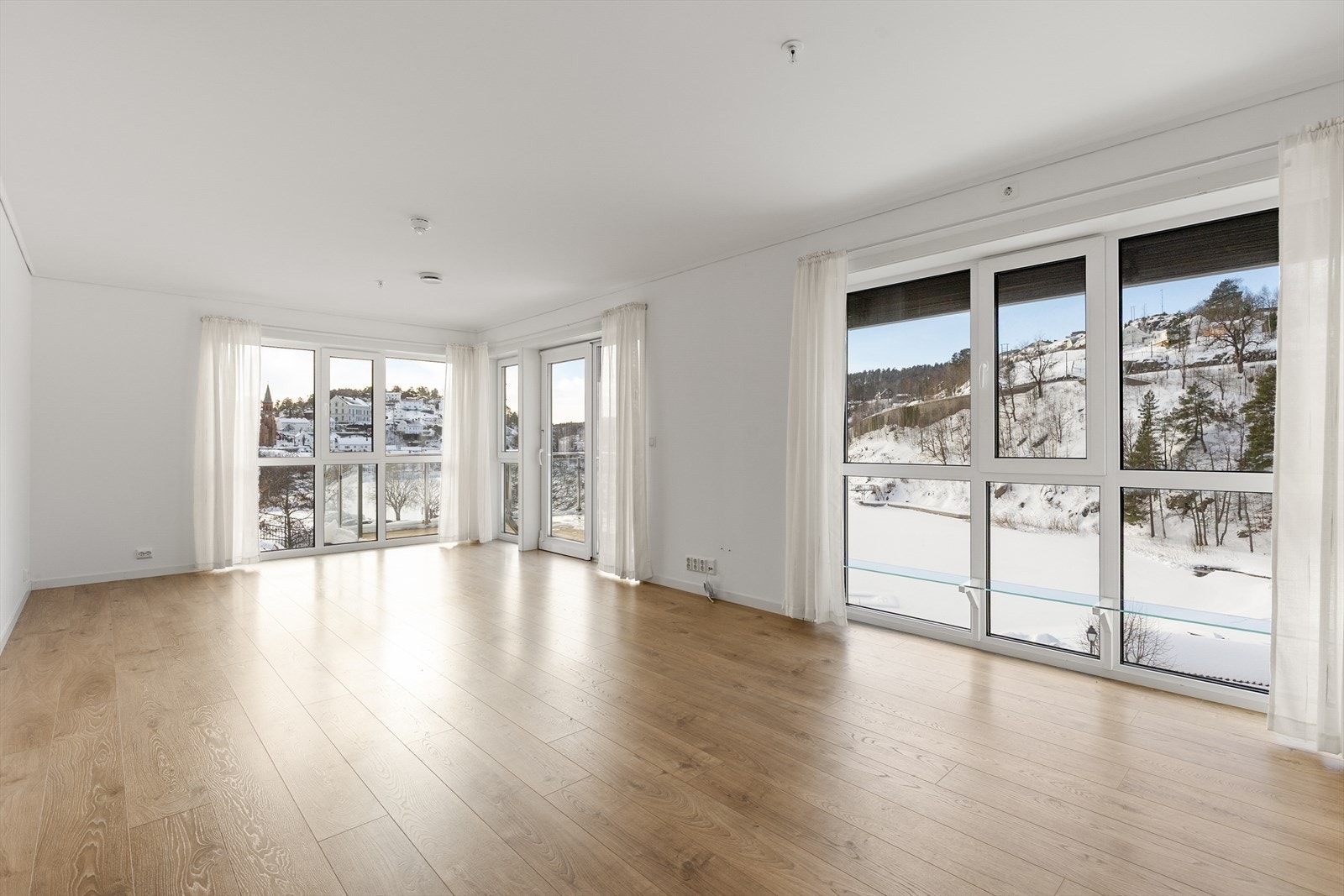 Romslig stue med gode lysforhold Galleribilde