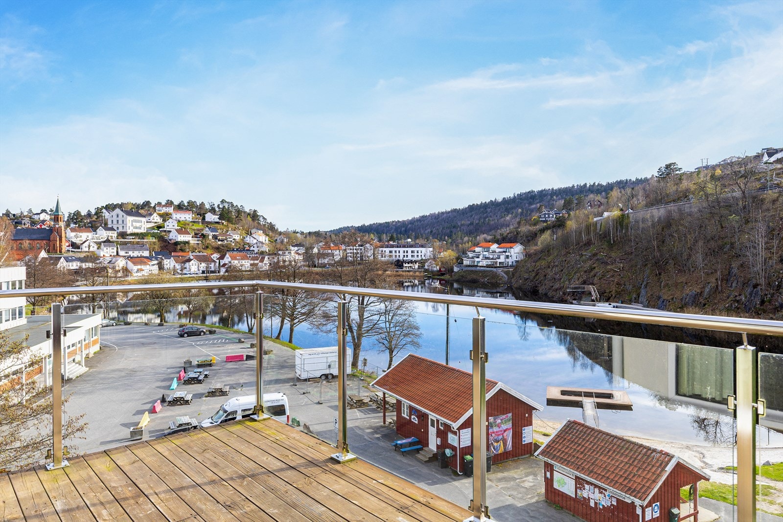 Flott utsikt fra balkong over Tjenna og mot byen Galleribilde