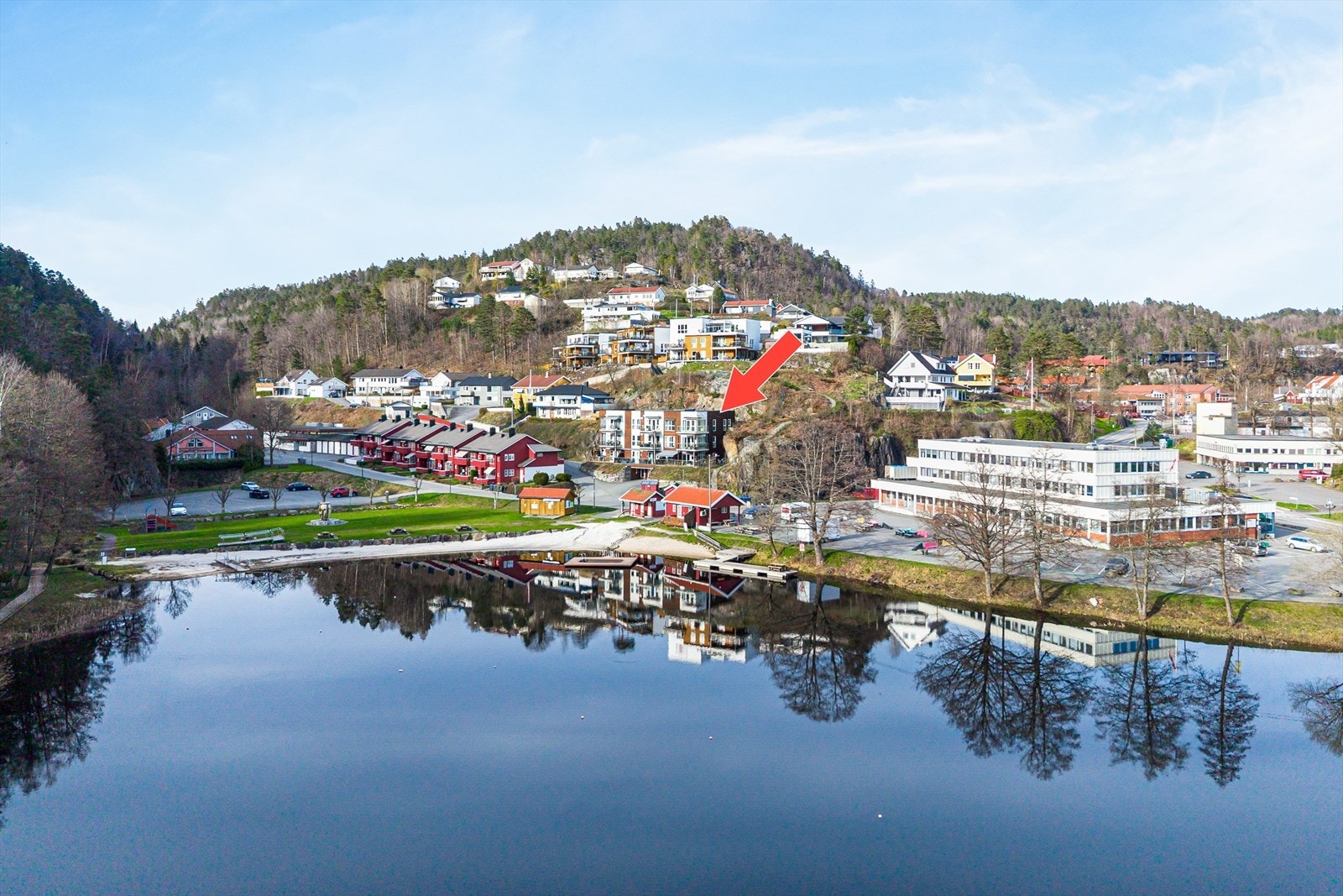 Dronebilde med leiligheten markert Galleribilde