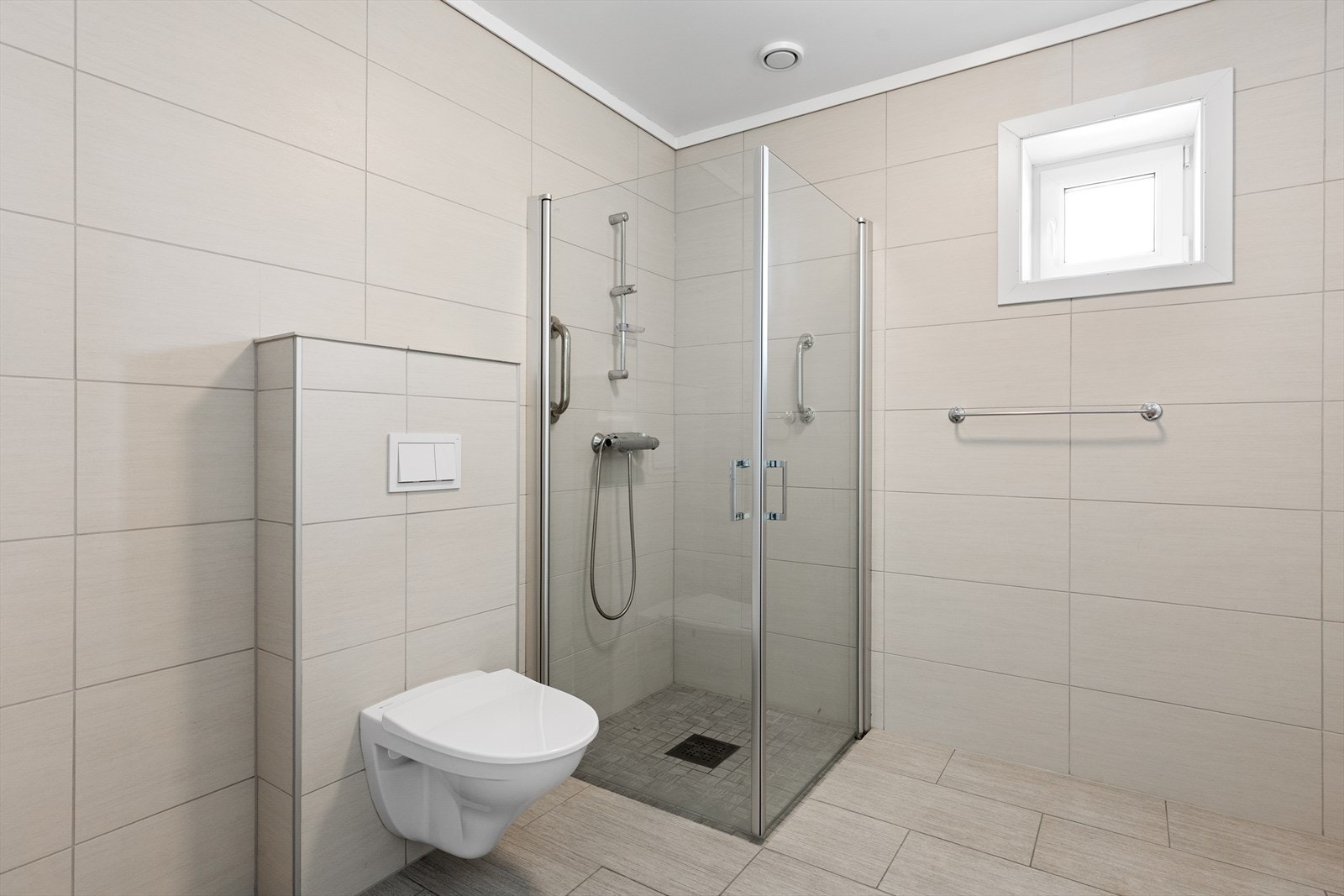 Badet har vannbåren varme i gulv og flislagte overflater Galleribilde