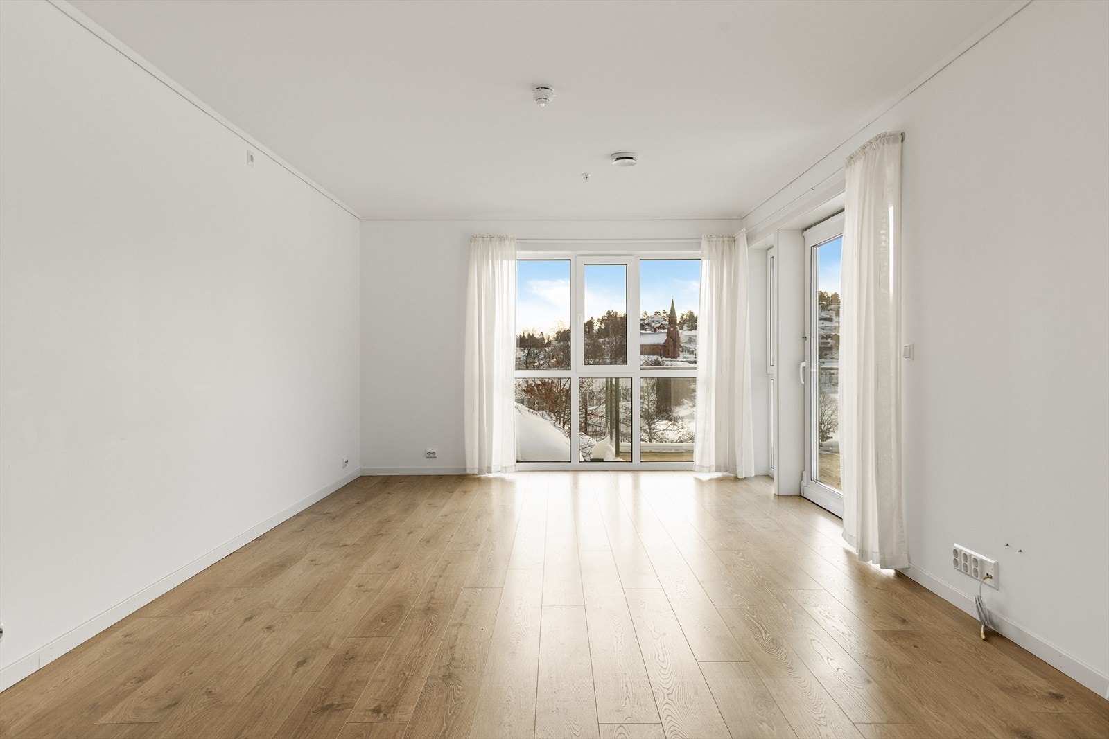 Lys, fin stue med god plass til sofagruppe og spisestue Galleribilde