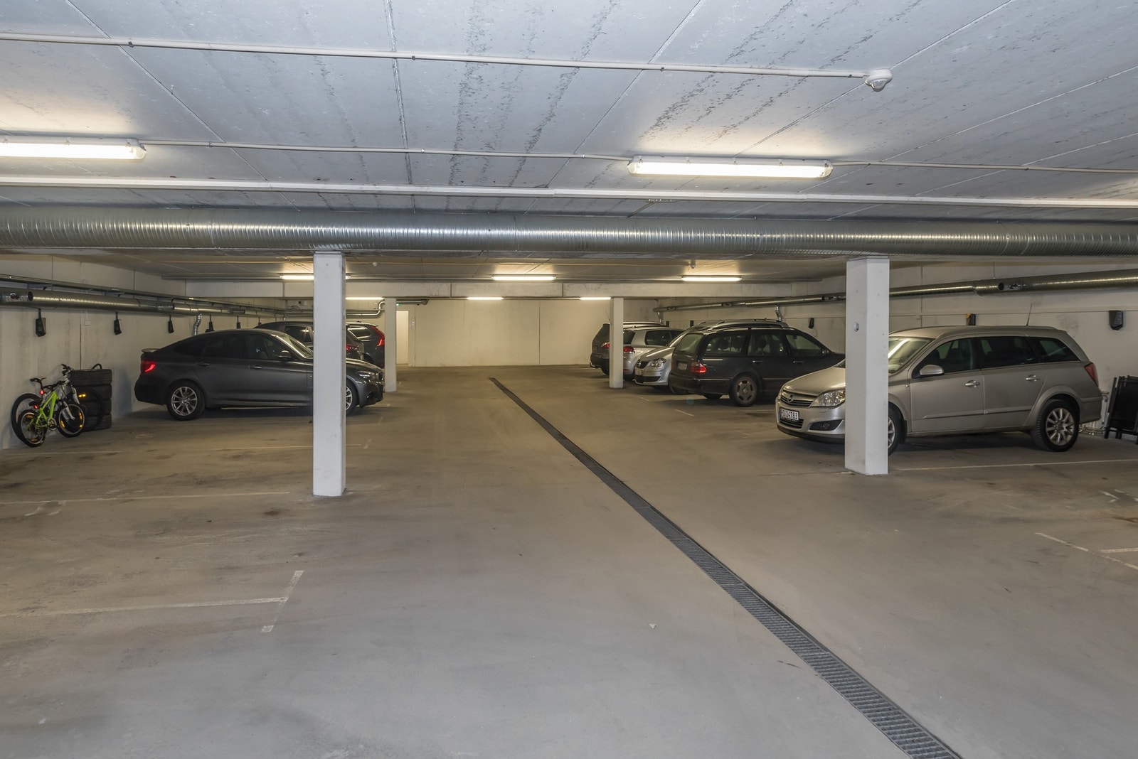 Felles garasje i kjelleren. Galleribilde