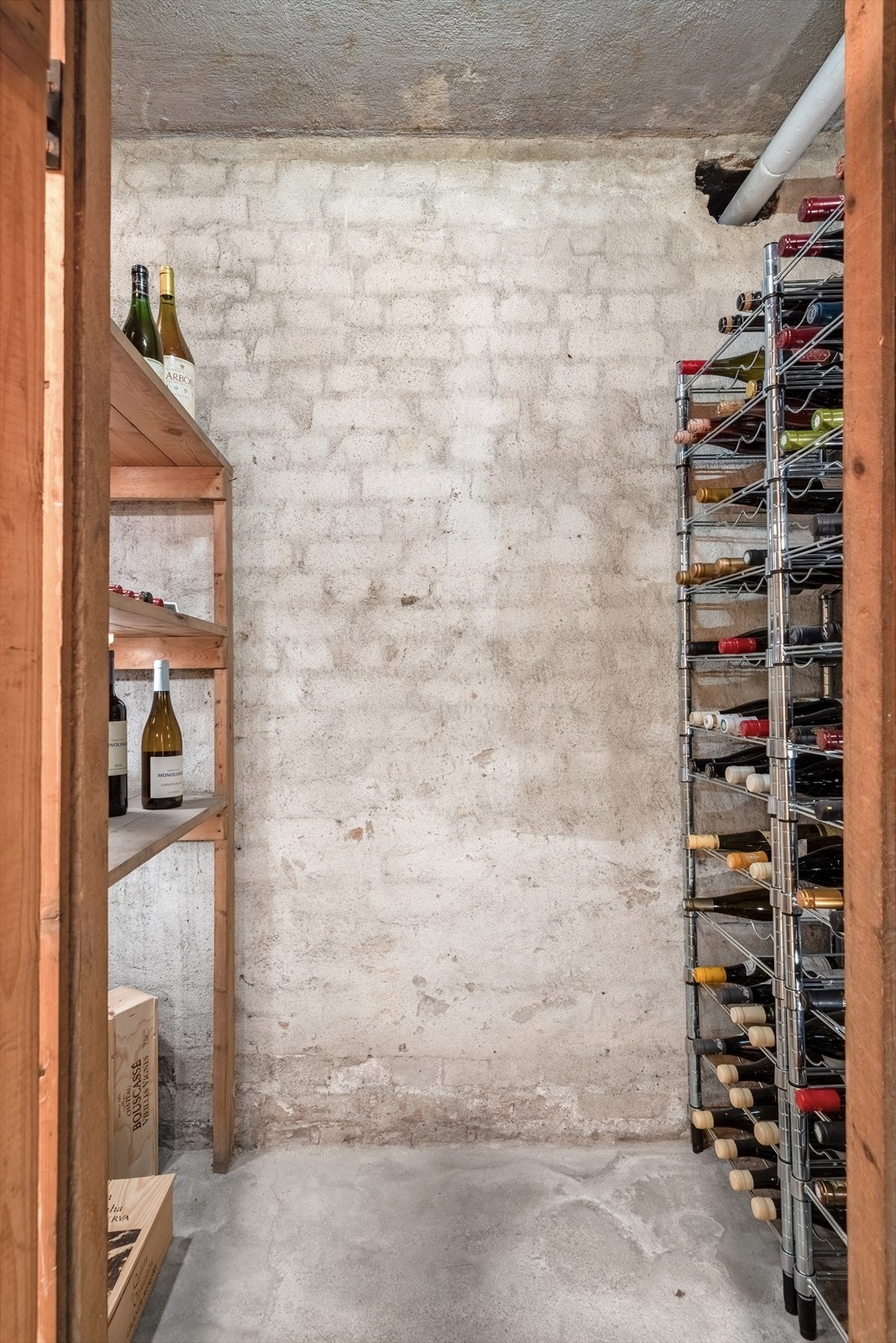 Leiligheten har tre boder på totalt ca. 13 m². En loftsbod på 5 m² (ikke måleverdig grunnet lav takhøyde) og to kjellerbod på hhv. ca. 6 m² og 2 m². Galleribilde