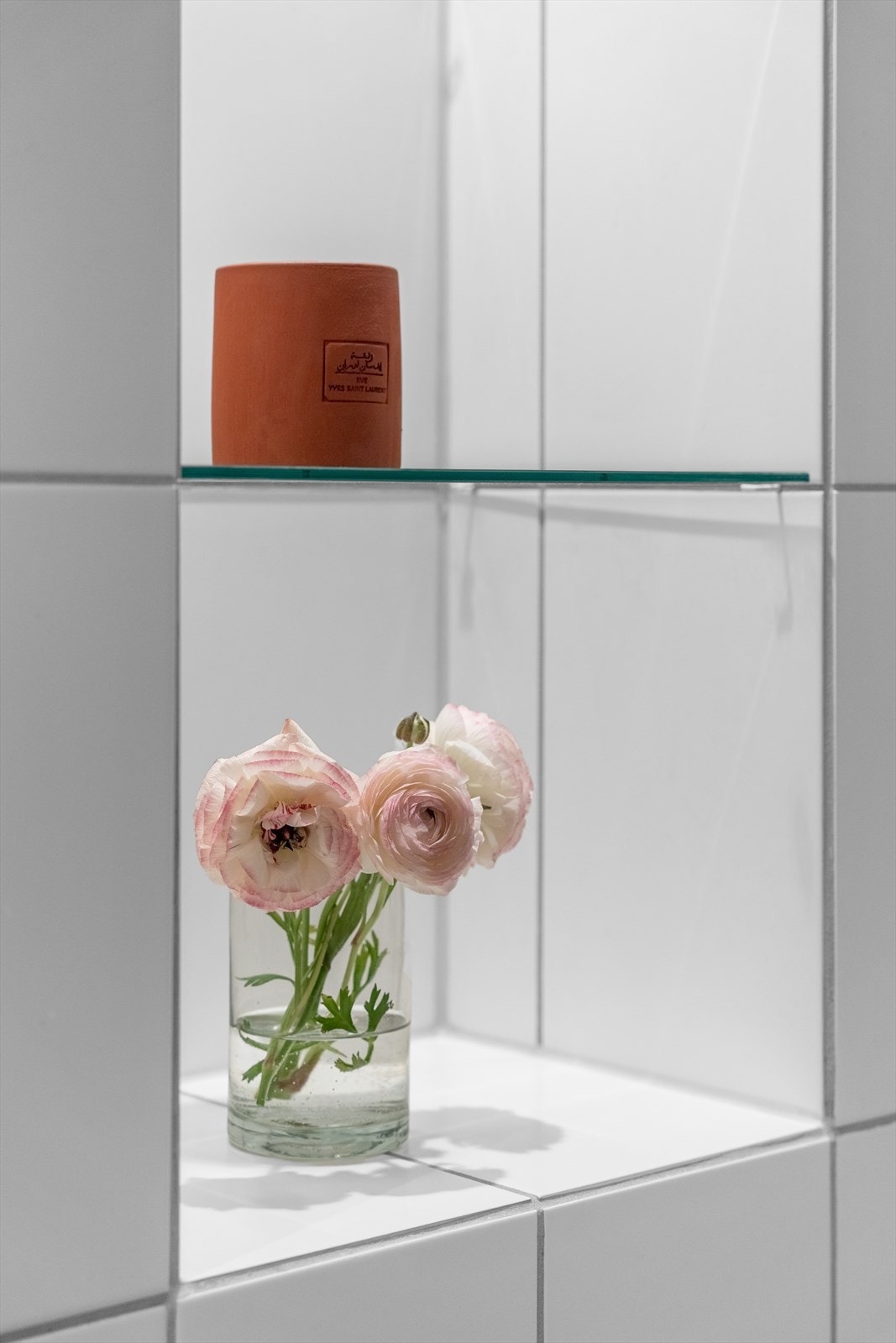 Vegghengt wc med innebygget sisterne og plassbygget hylle med lys. Galleribilde