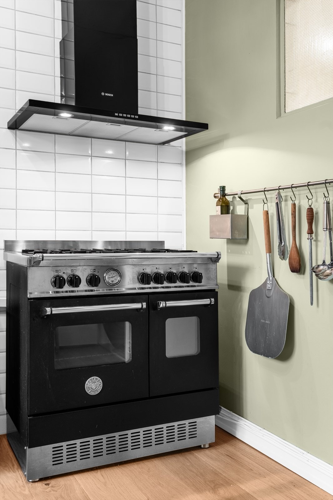 Eksklusiv Bertazzoni gasskomfyr med 2 ovner og 5 brennere. Den perfekte komfyren for matentusiaster. Galleribilde