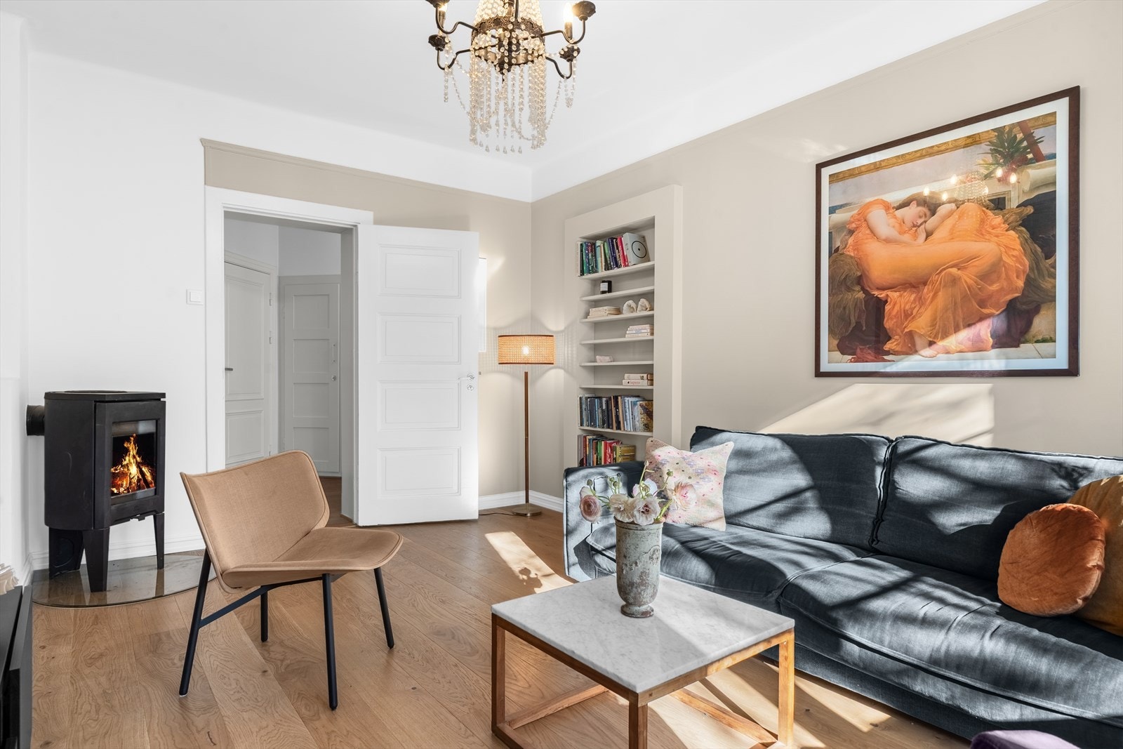 Flotte detaljer som enstavs eikeparkett, glatte malte vegger, plassbygget bokhylle, malerilist og god takhøyde. Galleribilde