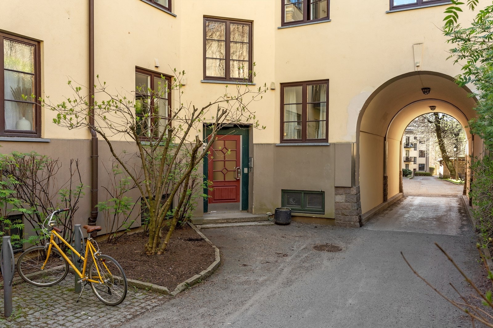 Leiligheten ligger i en svært høy 1.etg fra inngangssiden og oppleves som en 2.etg i stue og soverom. Galleribilde