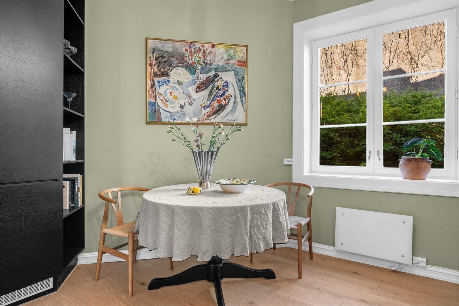 God plass til spisebord, hyggelig utsyn til grønt fellesområde og flott lysinnslipp på ettermiddagen. Galleribilde