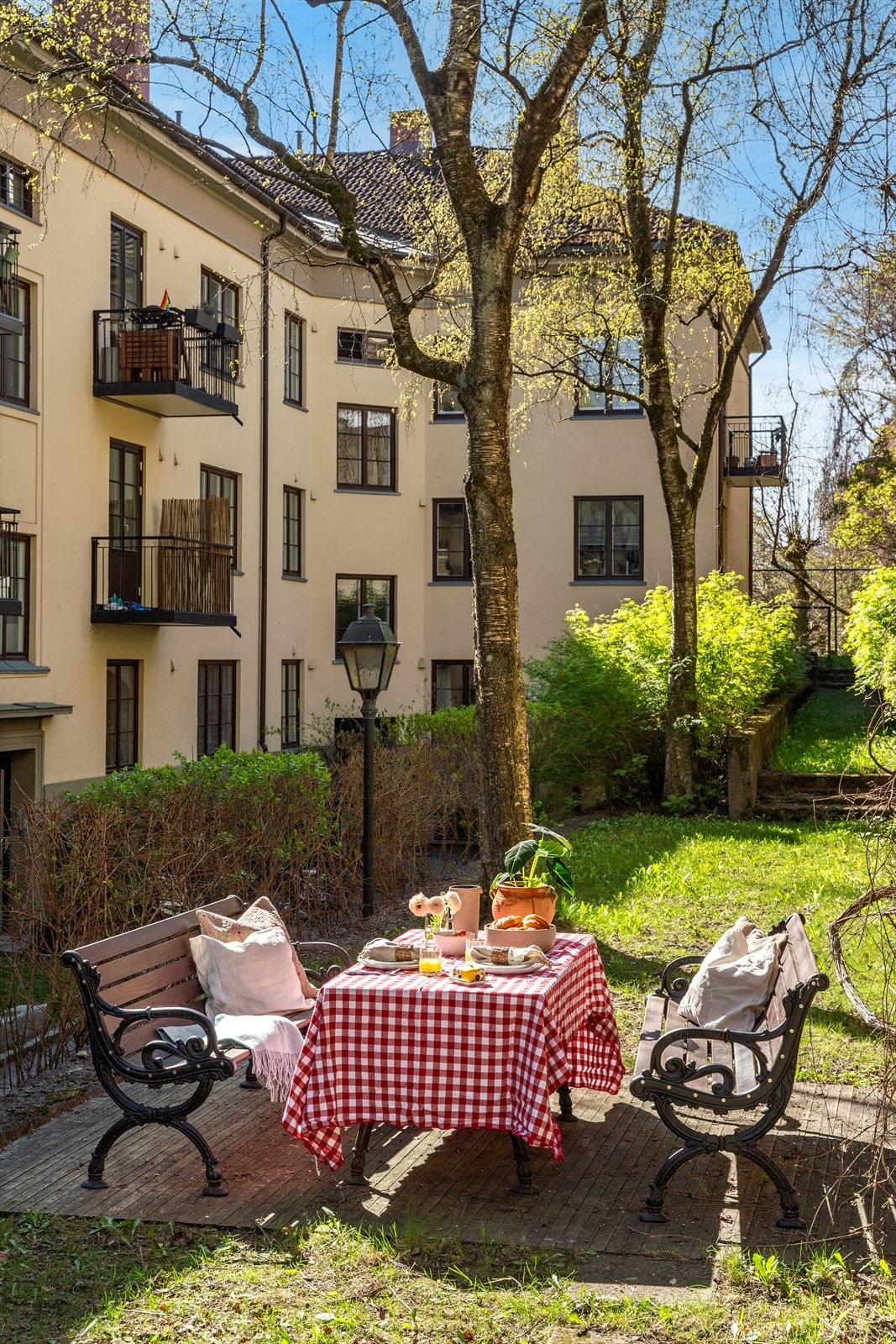 Solrike og hyggelige fellesarealer med flere sittegrupper og grillplasser. Galleribilde