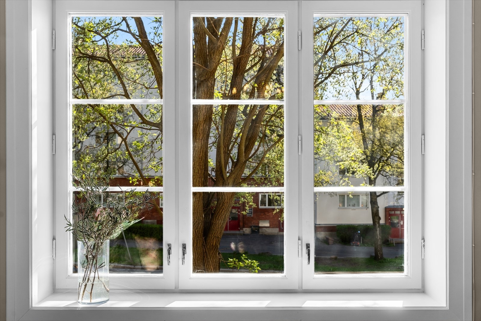 Store vindusflater som slipper inn rikelig med naturlig lys. Flott grønt utsyn og ingen innsyn. Støyisolerende vinduer. Galleribilde