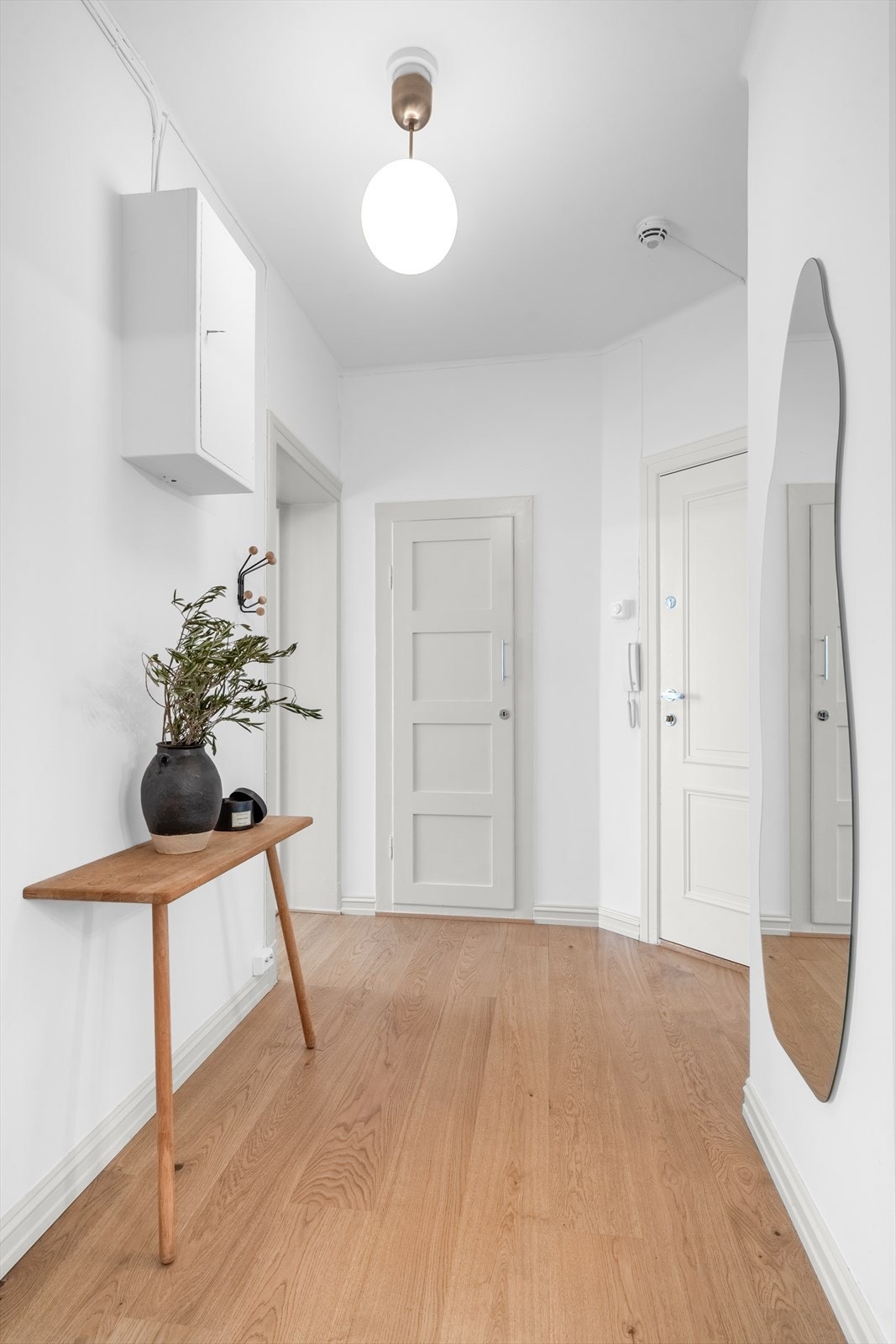 Gangen har 2 plassbygde garderobeskap og god plass til kommode, speil, knaggrekke og andre entremøbler. Felles brannvaslingssystem installert. Galleribilde