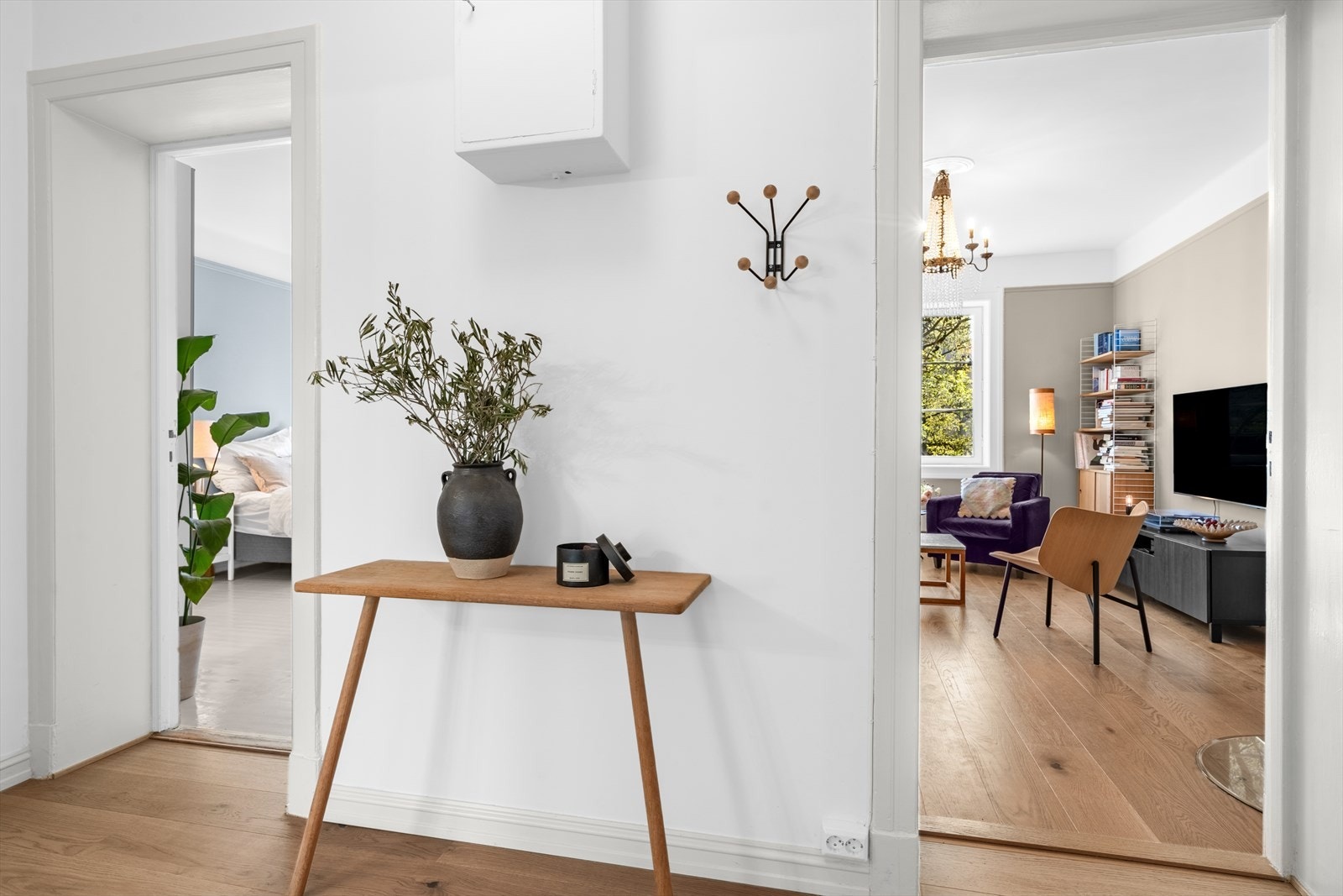 God plass til kommode i gangen og videre adkomst til soverommet. Galleribilde