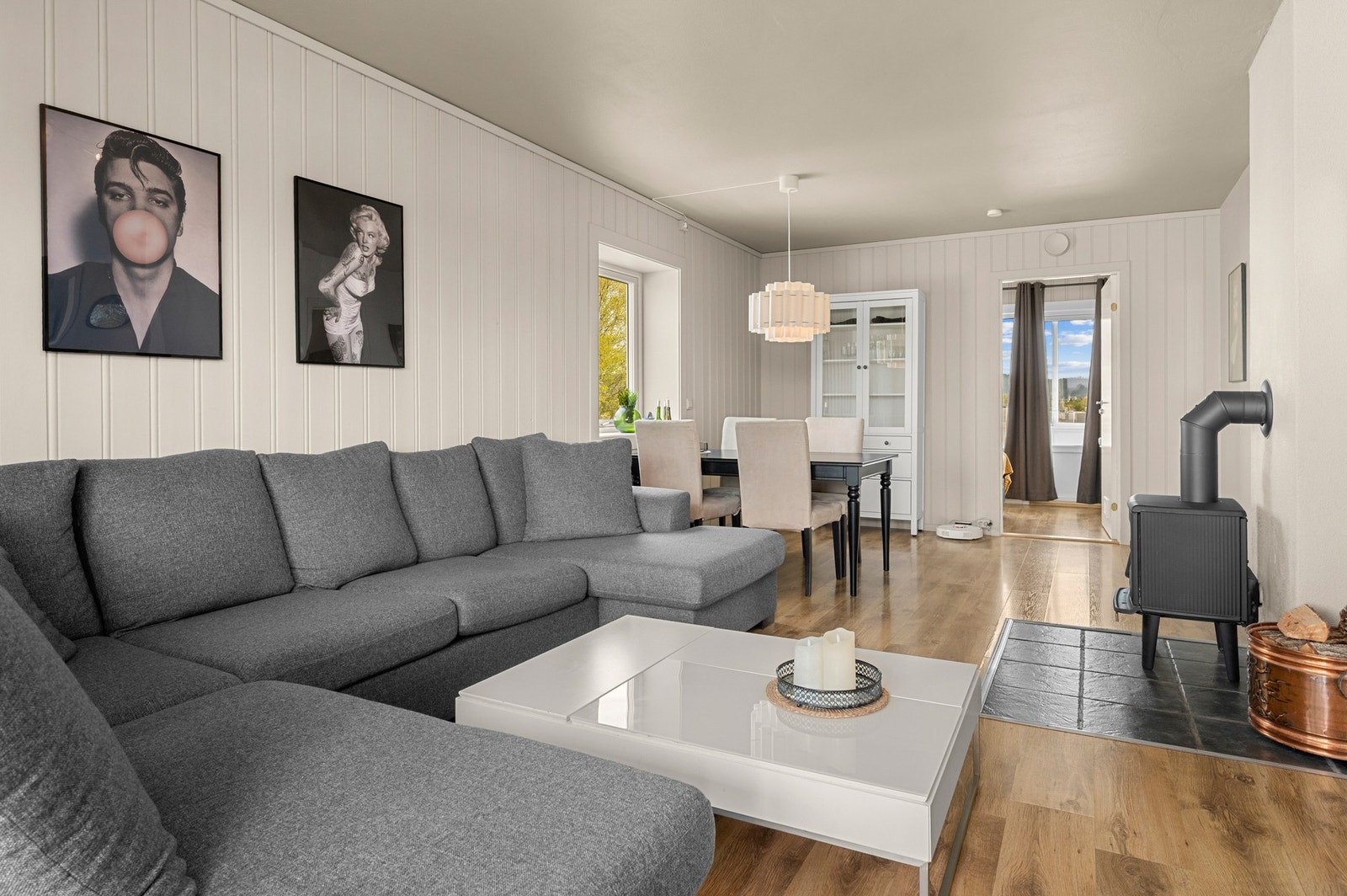 Stuen har en praktisk utforming og gir plass for både romslig sofakrok og spisestue. Galleribilde