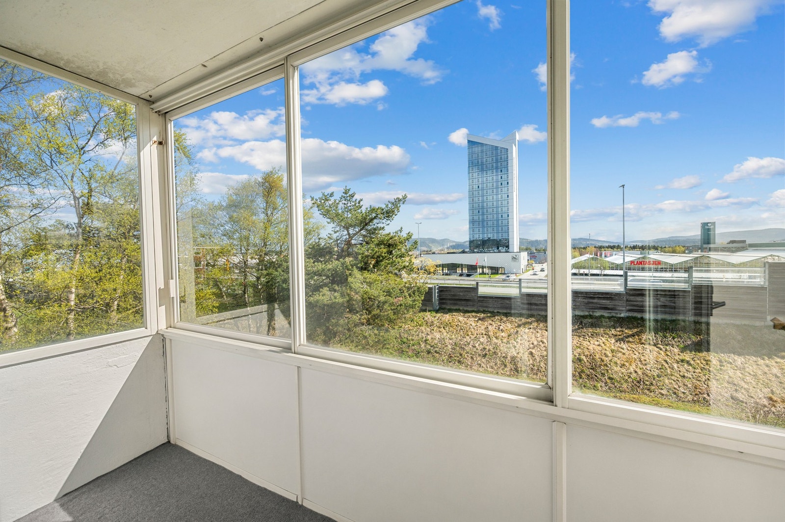 Dette rommet var opprinnelig en del av stuen, og har utgang til innglasset balkong. Galleribilde
