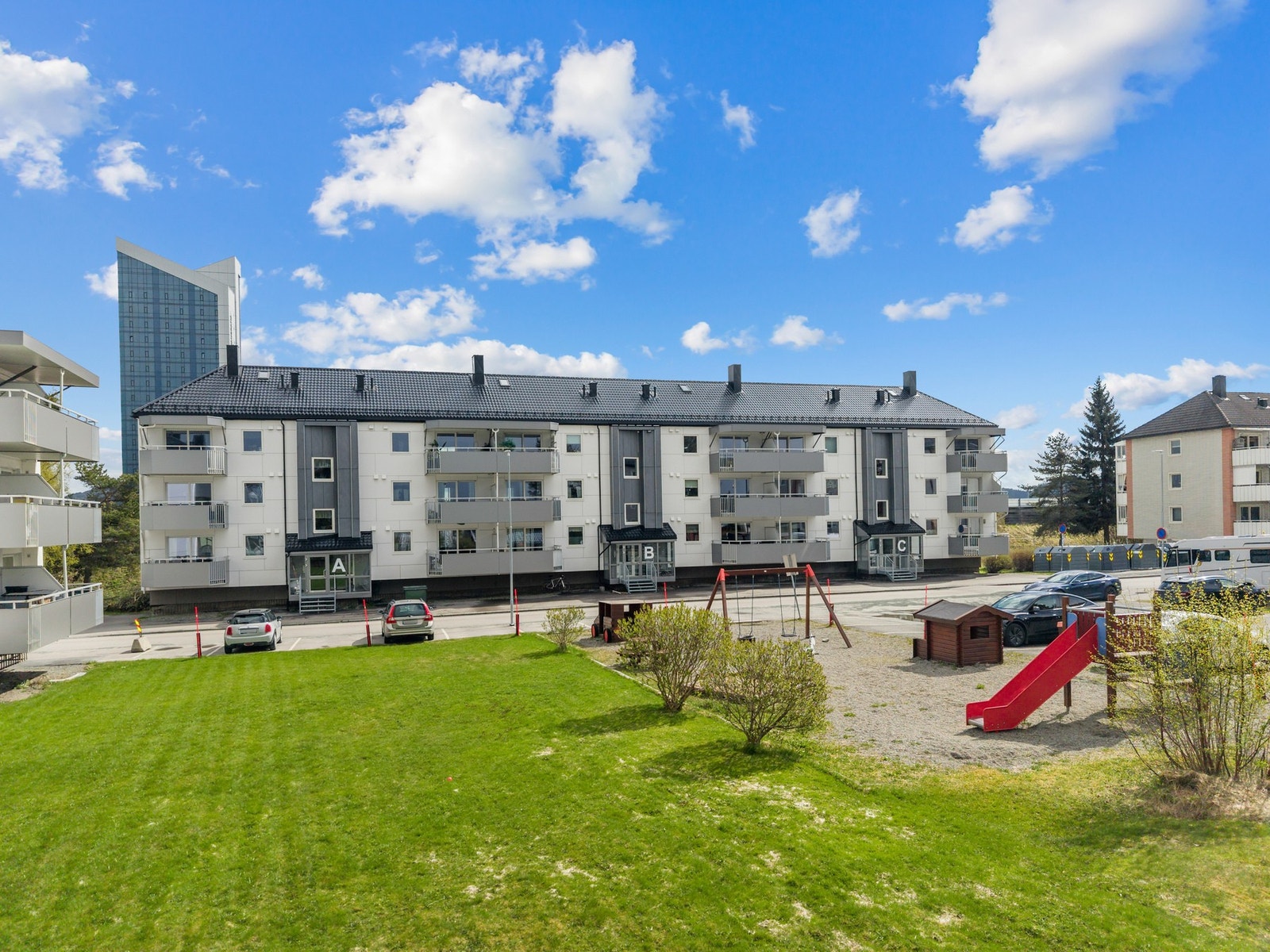 Barnevennlig og rolig boområde med stort grøntareal foran blokken. Galleribilde