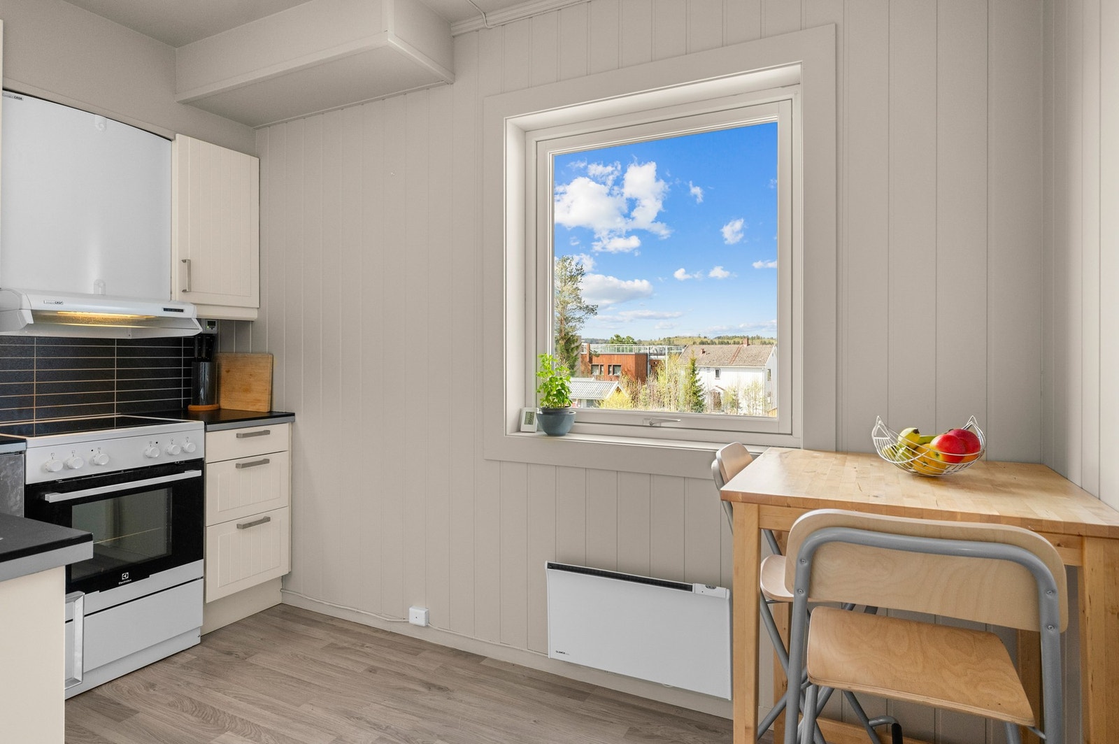 Kjøkkenet har i tillegg plass for et frokostbord. Galleribilde