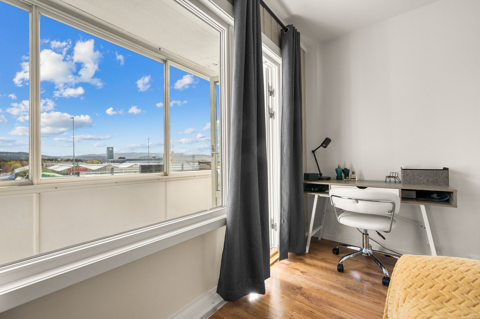 Alle rommene har plass for både dobbeltseng, garderobe og skrivebord. Galleribilde