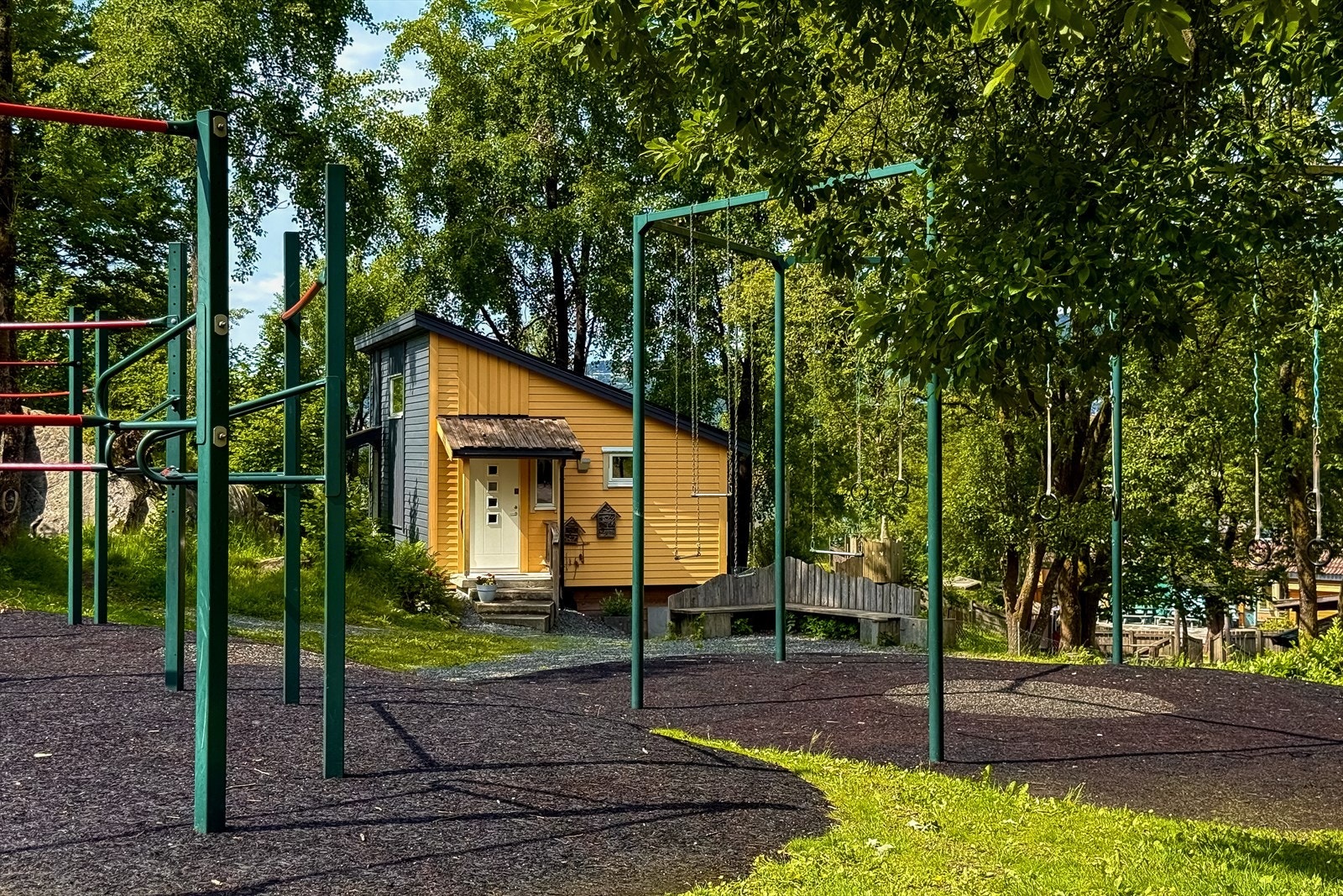 Kort vei til flere idrettsanlegg, som Nesttun idrettsplass, med tilbud for store og små. Galleribilde