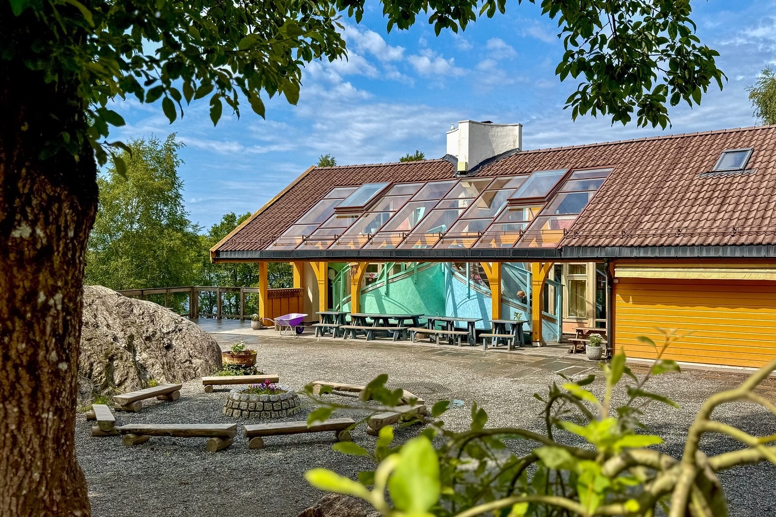 I nærområdet finnes flere skoler, deriblant Steinerskolen på Skjold, kun en kort spasertur unna. Galleribilde