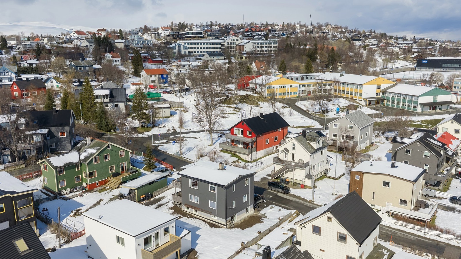 Nærhet til naturen, med flotte turmuligheter langs sjøen og kort vei til populære rekreasjonsområder som Telegrafbukta. Galleribilde