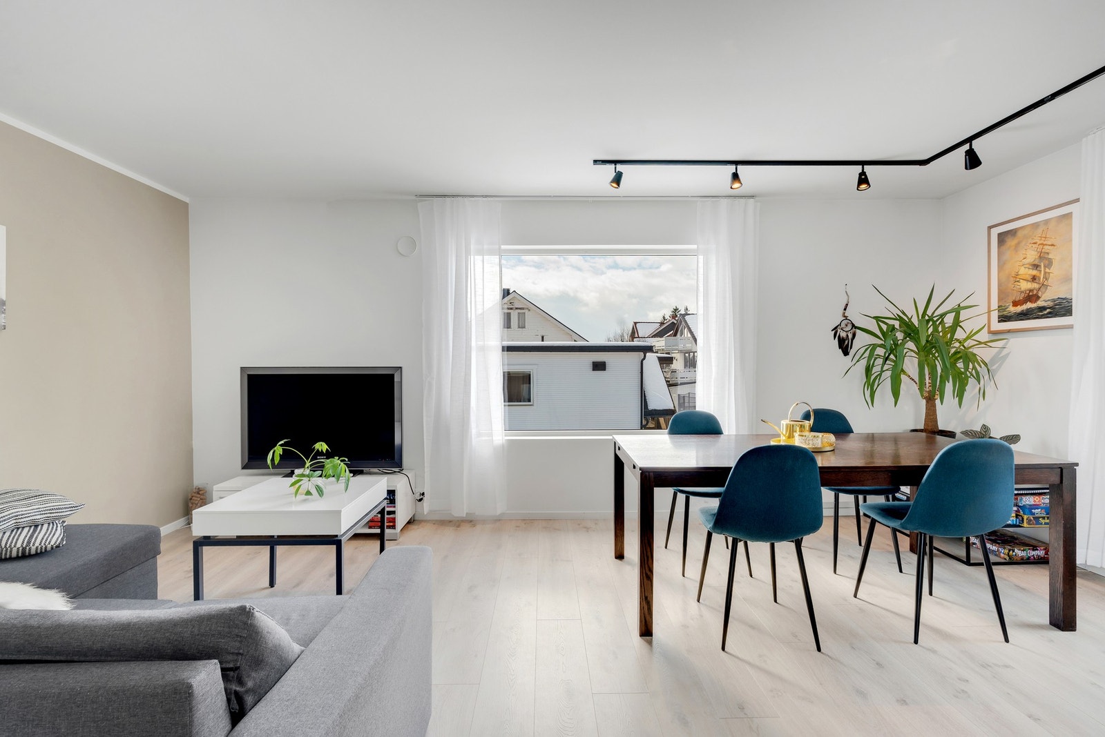 Romslig stue med plass til spisegruppe. Galleribilde
