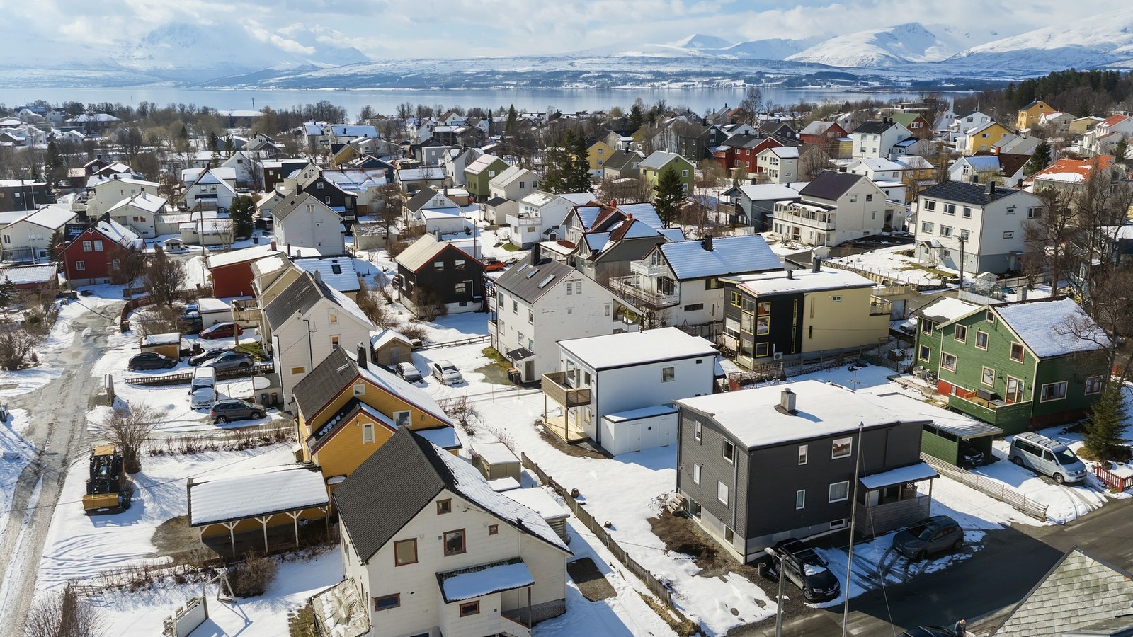 Boligen har en sentral beliggenhet med kort avstand til Tromsø sentrum, hvor du finner butikker, serveringssteder og kulturtilbud. Galleribilde
