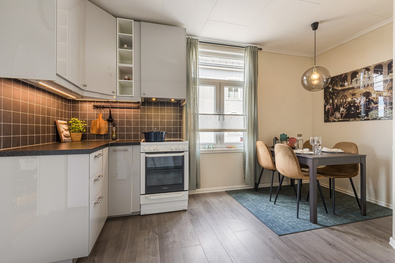 Innredningen har glatte fronter og laminert benkeplate med nedfelt vask, som gir et stilrent og funksjonelt uttrykk. Galleribilde