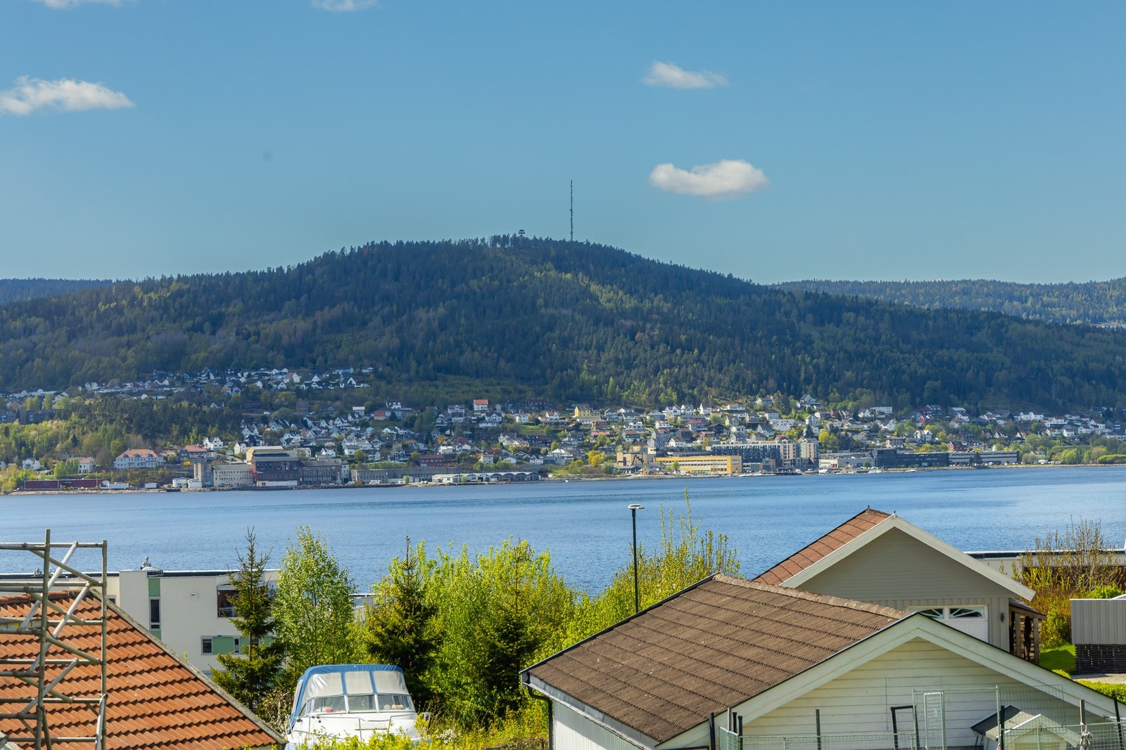 Fra leiligheten kan man nyte en fin utsikt over Drammensfjorden. Galleribilde