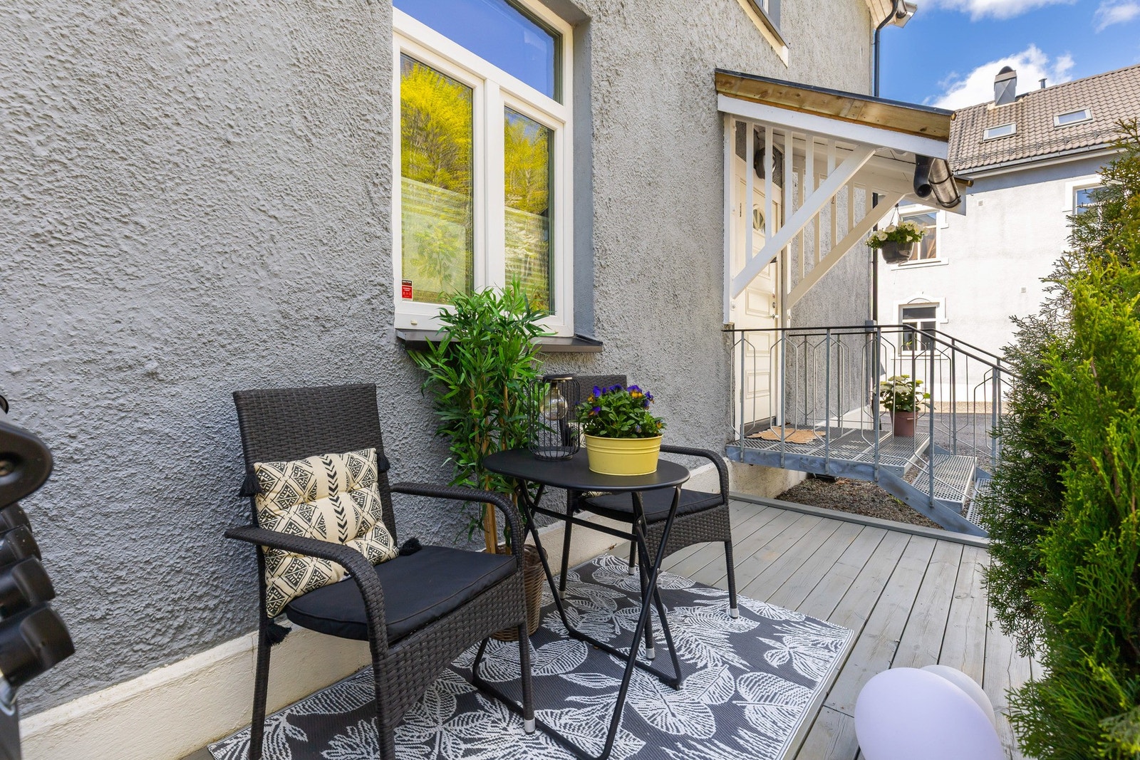 Uteområdet inkluderer en markterrasse med morgensol, samt tilgang til en koselig og velstelt felles hage. Galleribilde