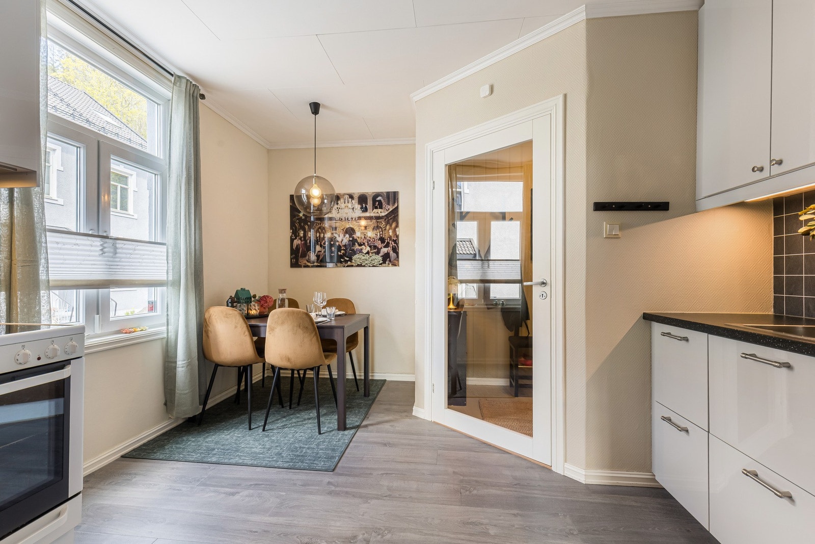 Leiligheten har et trivelig kjøkken i eget rom med moderne innredning fra Ikea fra 2017. Galleribilde