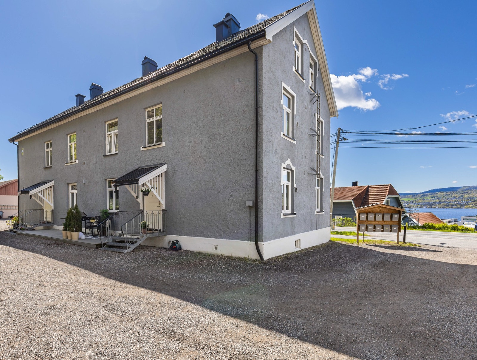 Det medfølger en fast biloppstillingsplass på utendørs parkeringsplass, samt 5 parkeringsplasser til gjester. Galleribilde