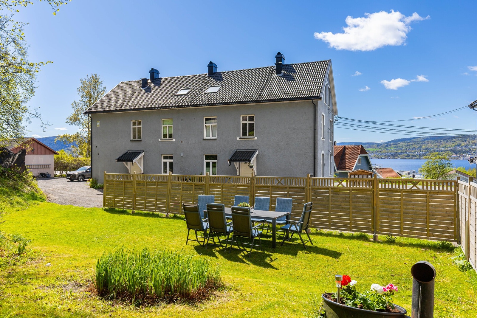 Privatmegleren ved Kristian Haltvik har gleden av å presentere denne stilrene og innbydende 3-roms leiligheten over to plan beliggende på Engersand i Lier kommune. Galleribilde