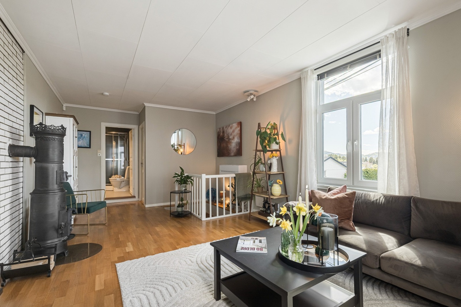 Gulvet er belagt med parkett, mens veggene er malt i en behagelig grønn tone som gir rommet et lunt preg. Galleribilde