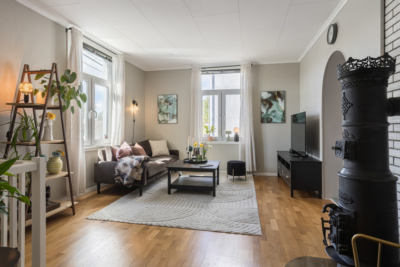 Stuen er romslig og innbydende med gode møbleringsmuligheter for både sofagruppe og spiseplass. Galleribilde