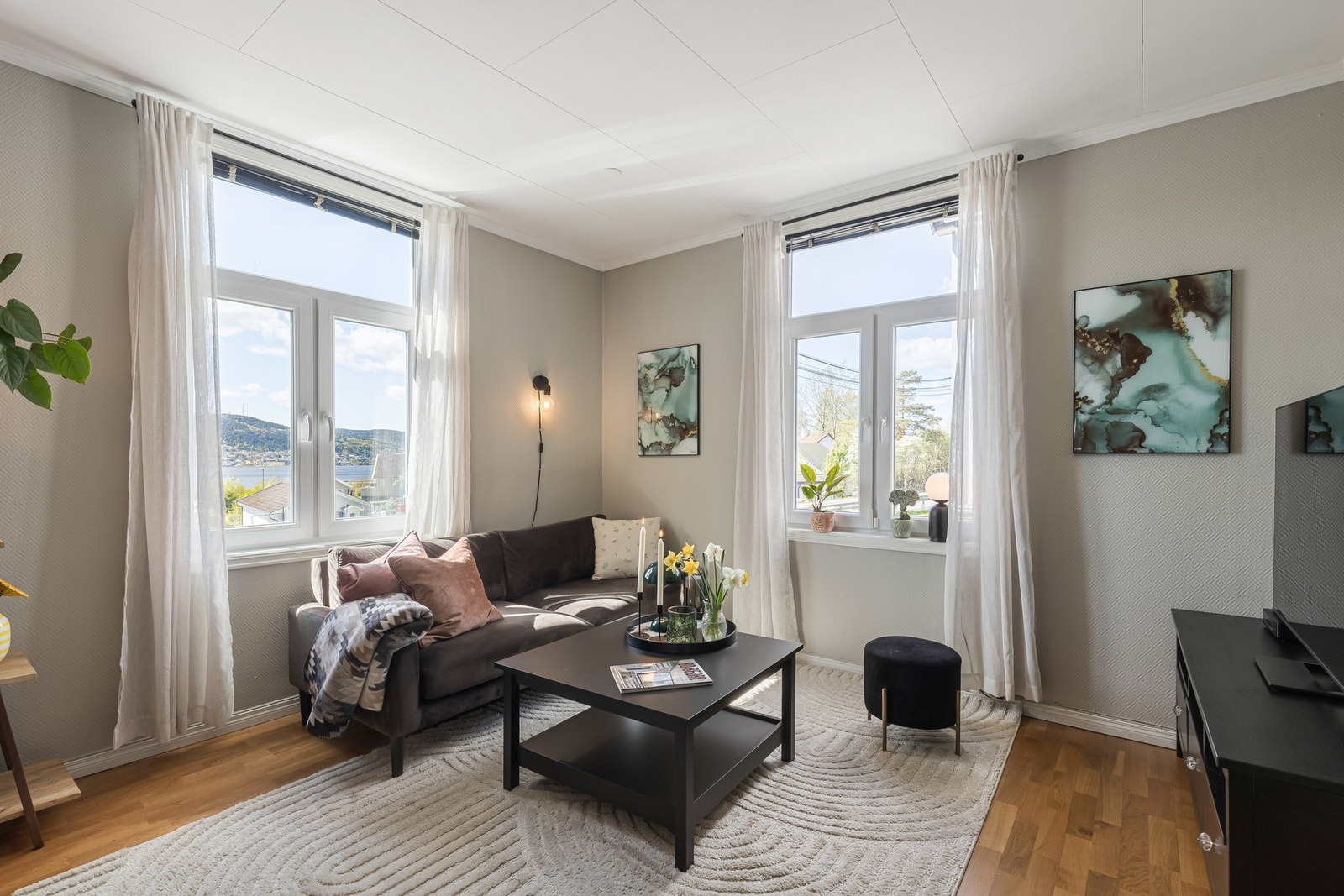 Store vindusflater slipper inn godt med dagslys og skaper en lys og trivelig atmosfære. Galleribilde