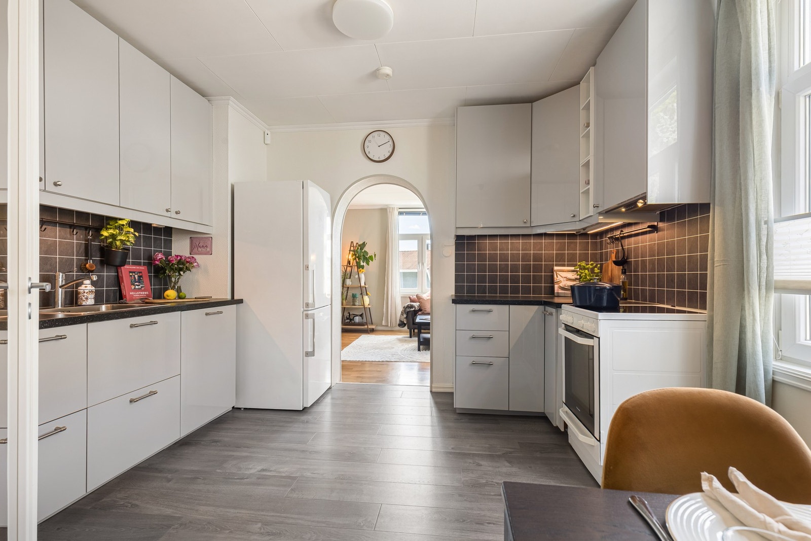 Kjøkkenet er utstyrt med integrert oppvaskmaskin samt plass til frittstående kjøl-/fryseskap og komfyr med platetopp. Galleribilde
