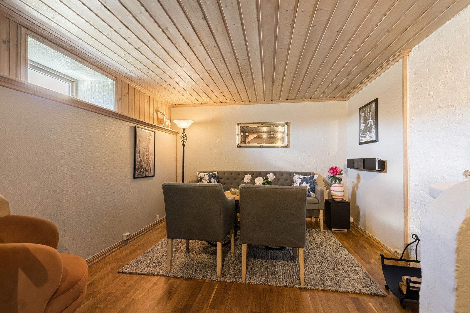Kjellerstuen er utstyrt med både peis og varmekabler. Galleribilde