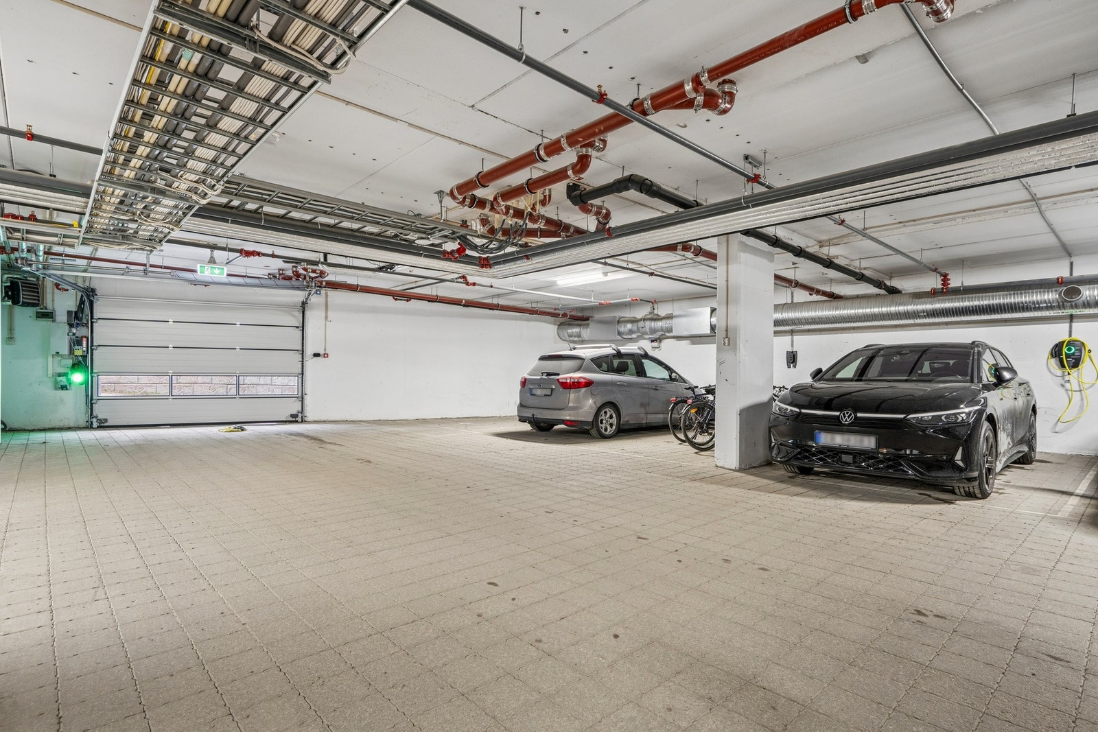 Leiligheten har fast parkeringsplass i lukket garasje, tilrettelagt med egen el-billader. Galleribilde