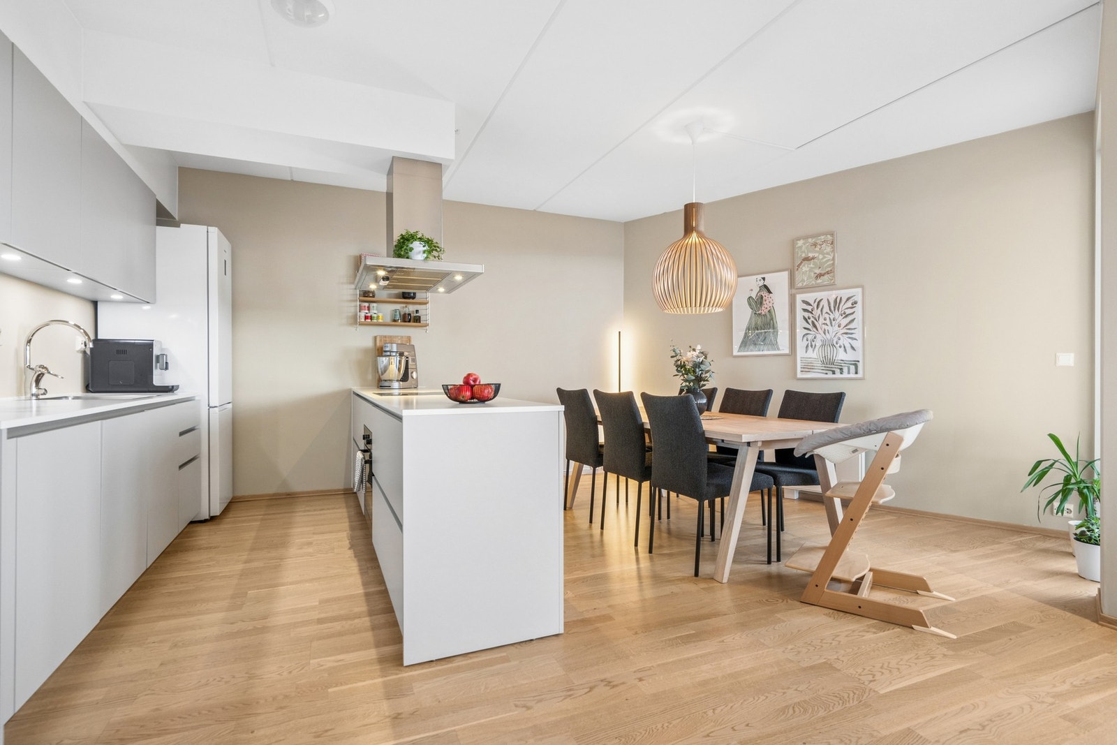 Moderne kjøkken i åpen løsning, med naturlig plass til stort spisebord. Galleribilde