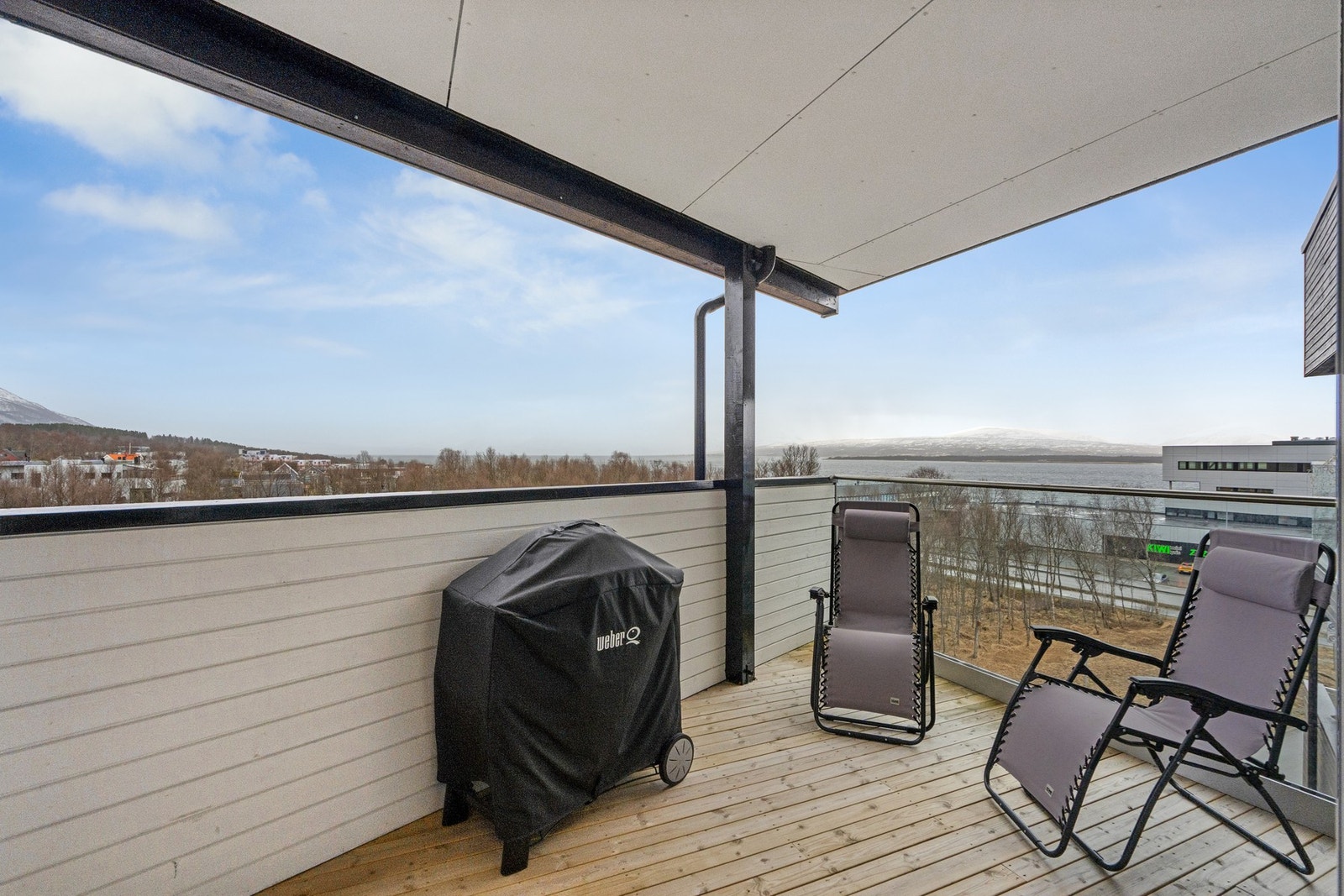 Romslig balkong med god plass til sittegruppe og grill - flott utsikt og fine solforhold. Galleribilde