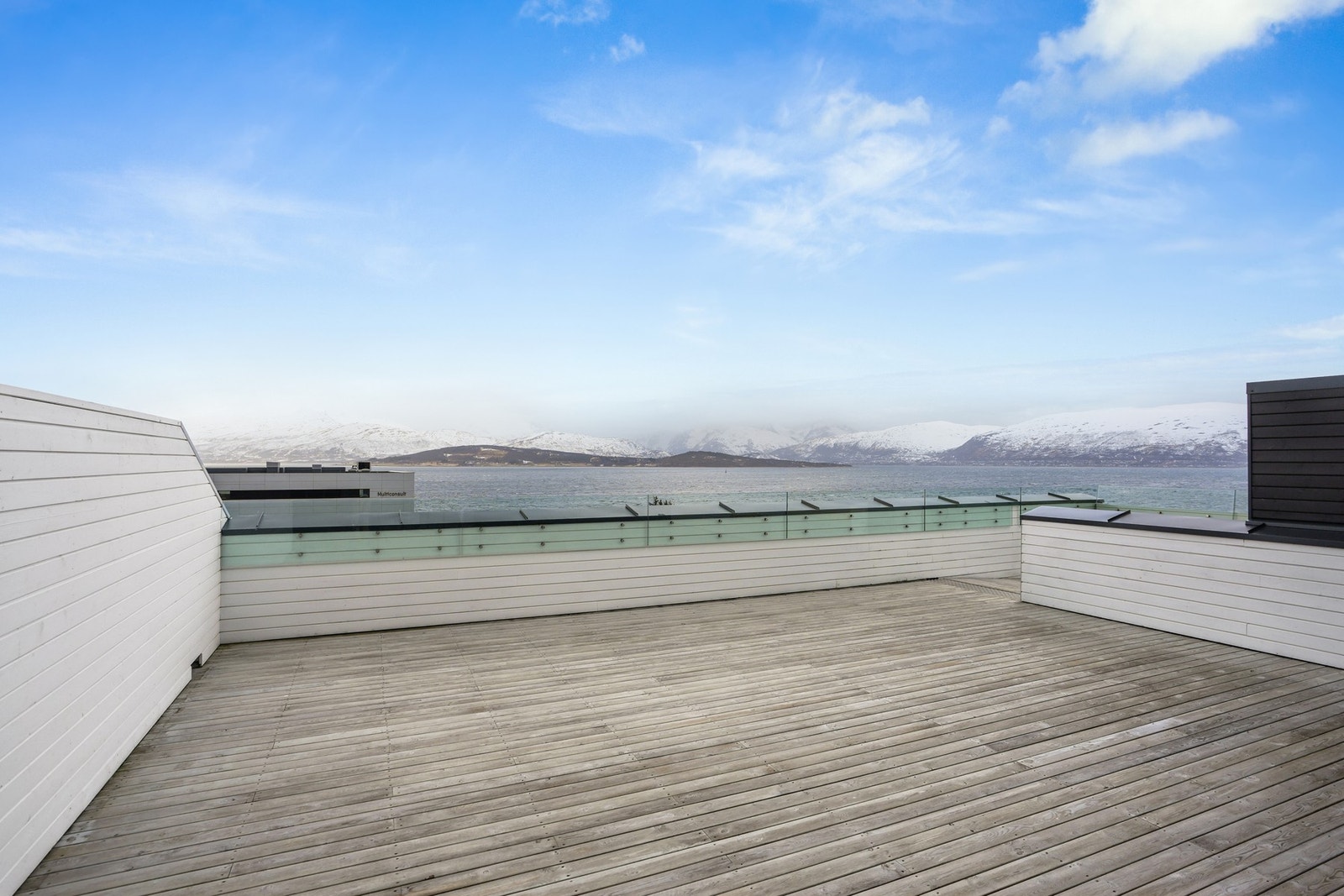 Attraktiv felles takterrasse med gode solforhold og utsikt mot omkringliggende natur. Galleribilde