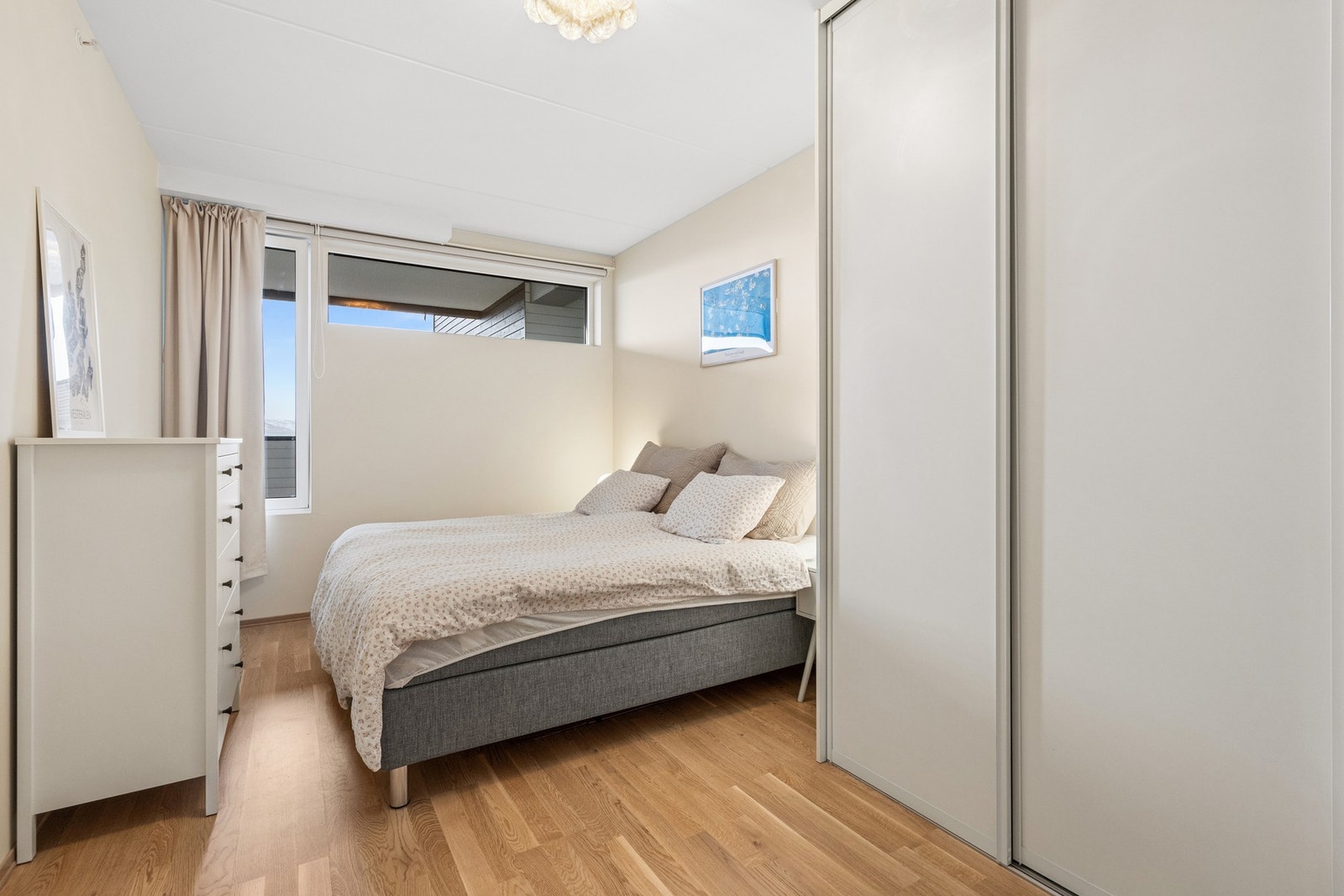 Hovedsoverom med god plass til dobbeltseng og praktisk skyvedørsgarderobe. Galleribilde