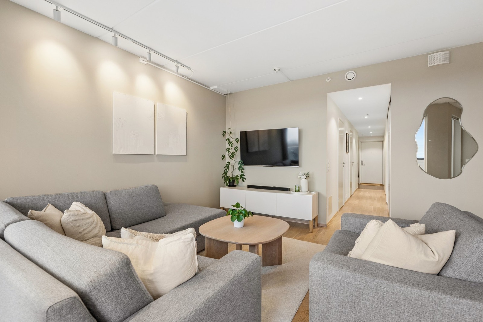 Gjennomgående leilighet med fin siktlinje fra entré og gang helt inn til stuen. Galleribilde