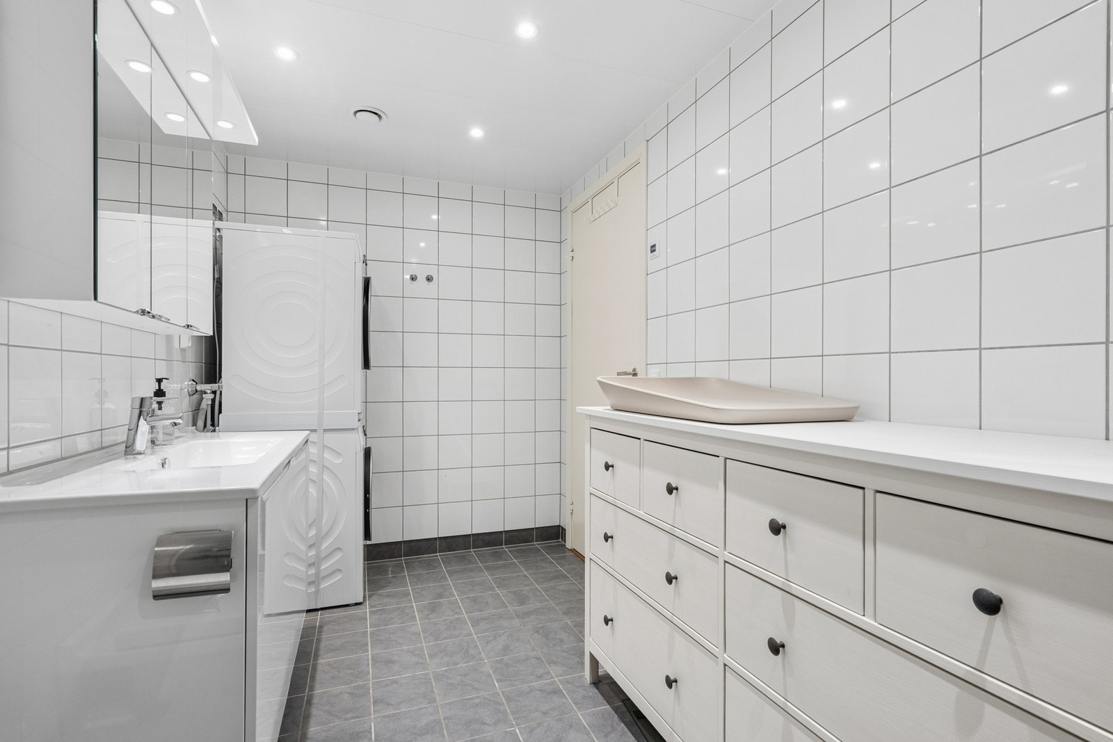 Badet har god plass til vaskemaskin og tørketrommel, praktisk plassert i egen sone. Galleribilde