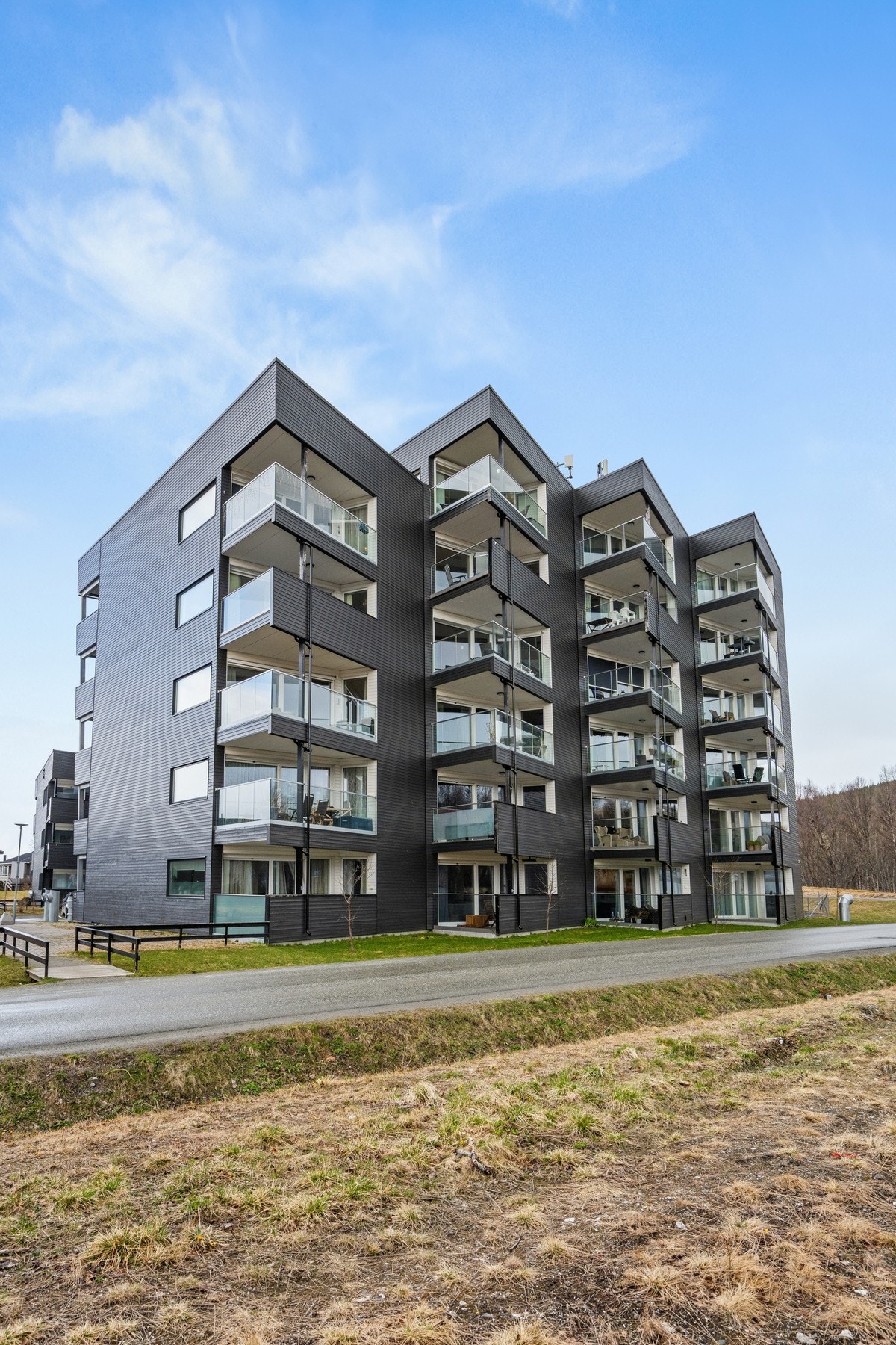Bo på Vangberg med enkel tilgang til kollektivtransport og daglige servicetilbud. Galleribilde